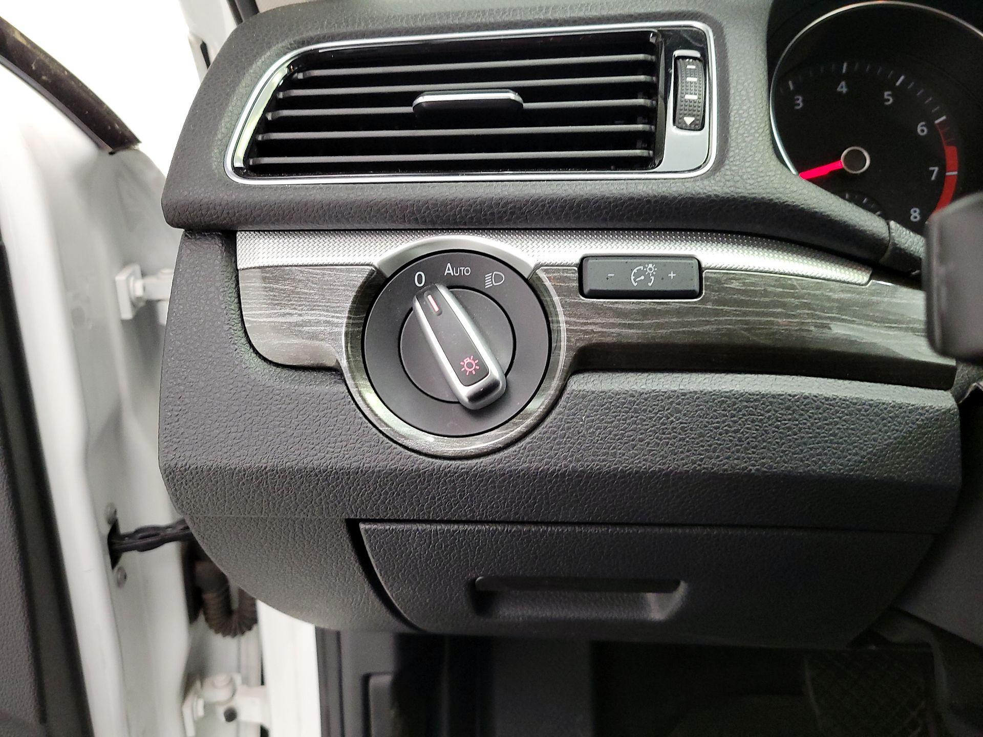 Thumbnail: 2018 Volkswagen Passat - 13