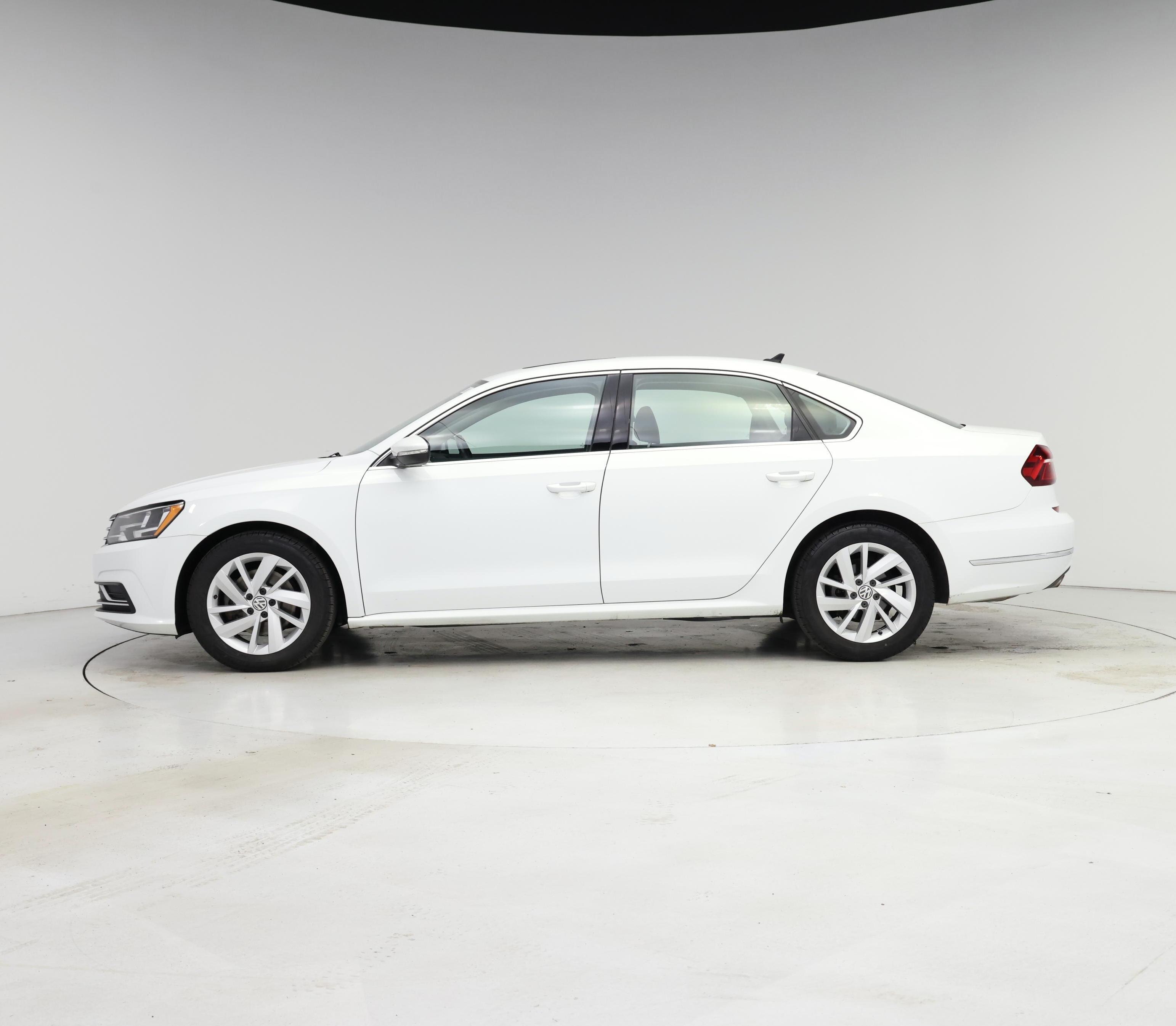 Thumbnail: 2018 Volkswagen Passat - 3