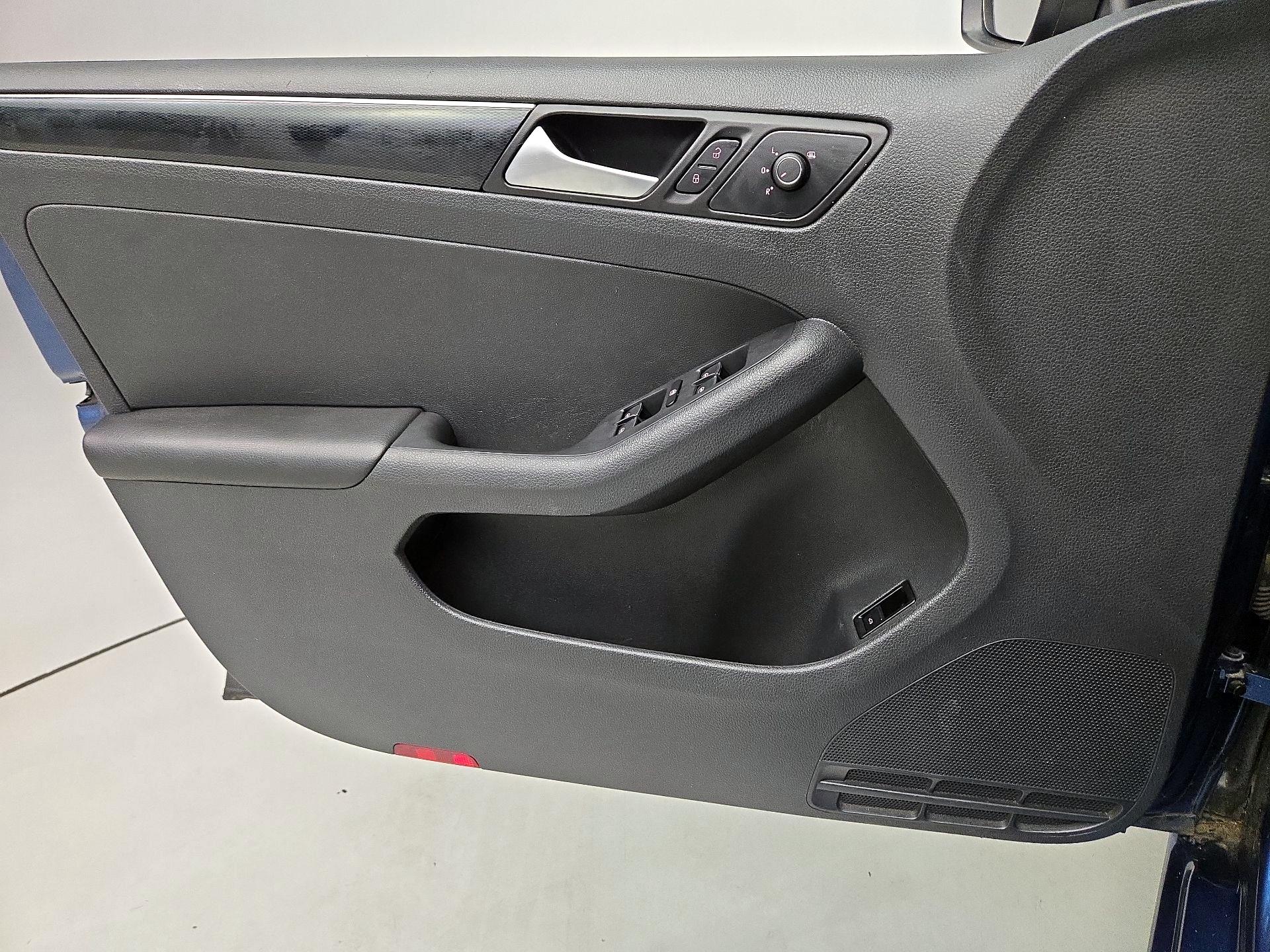 Thumbnail: 2017 Volkswagen Jetta - 12