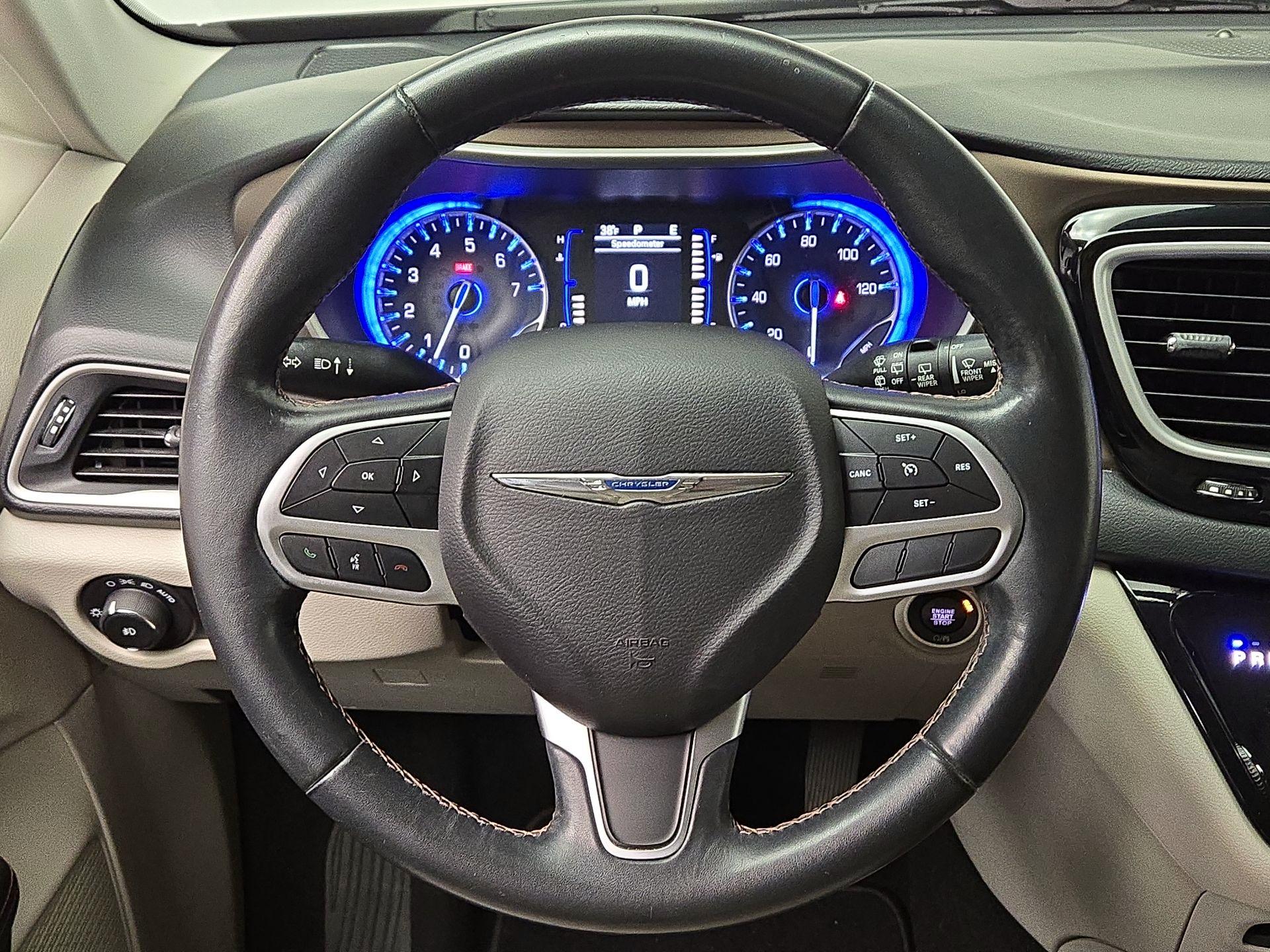 Thumbnail: 2018 Chrysler Pacifica - 10