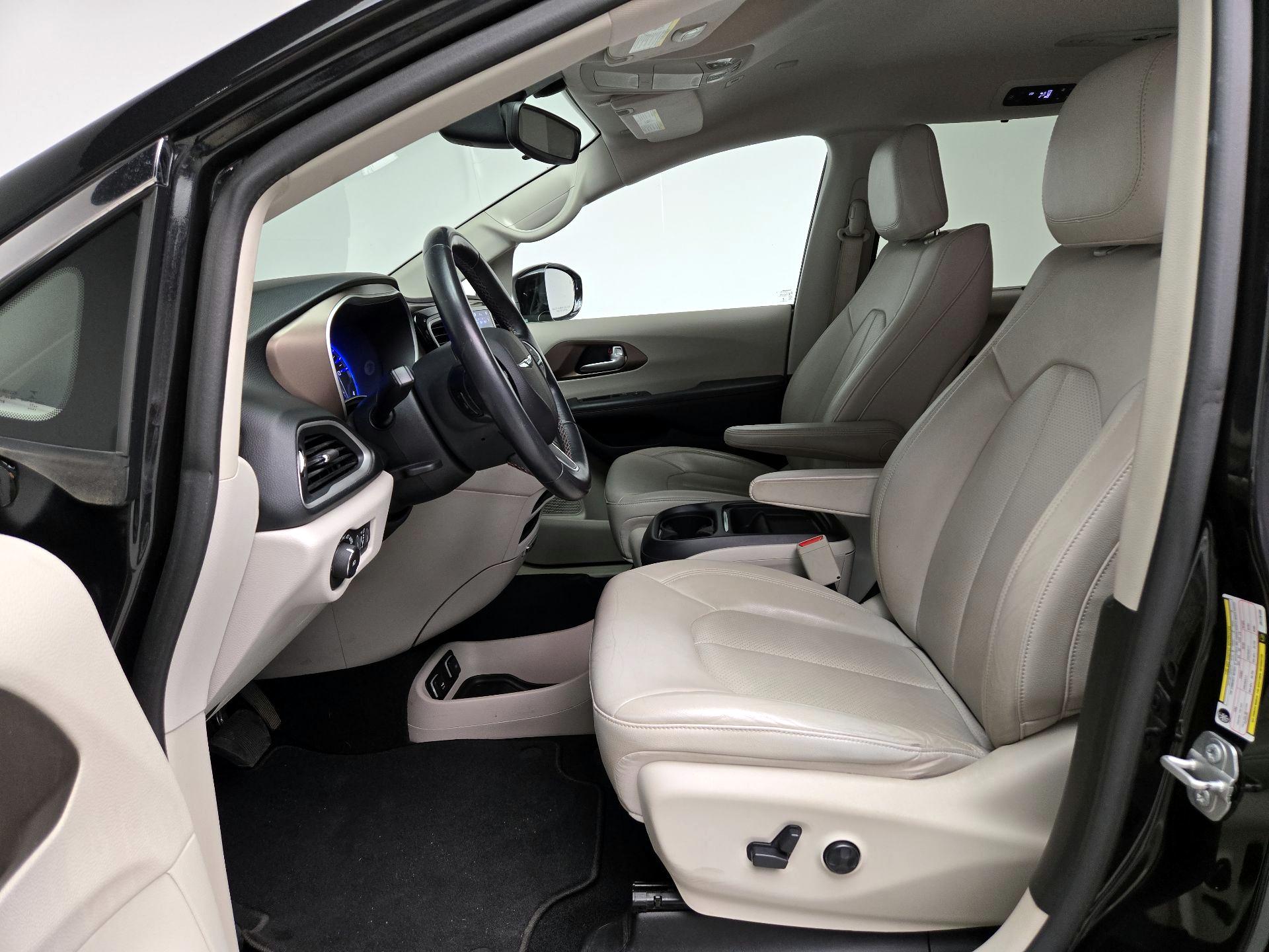 Thumbnail: 2018 Chrysler Pacifica - 11