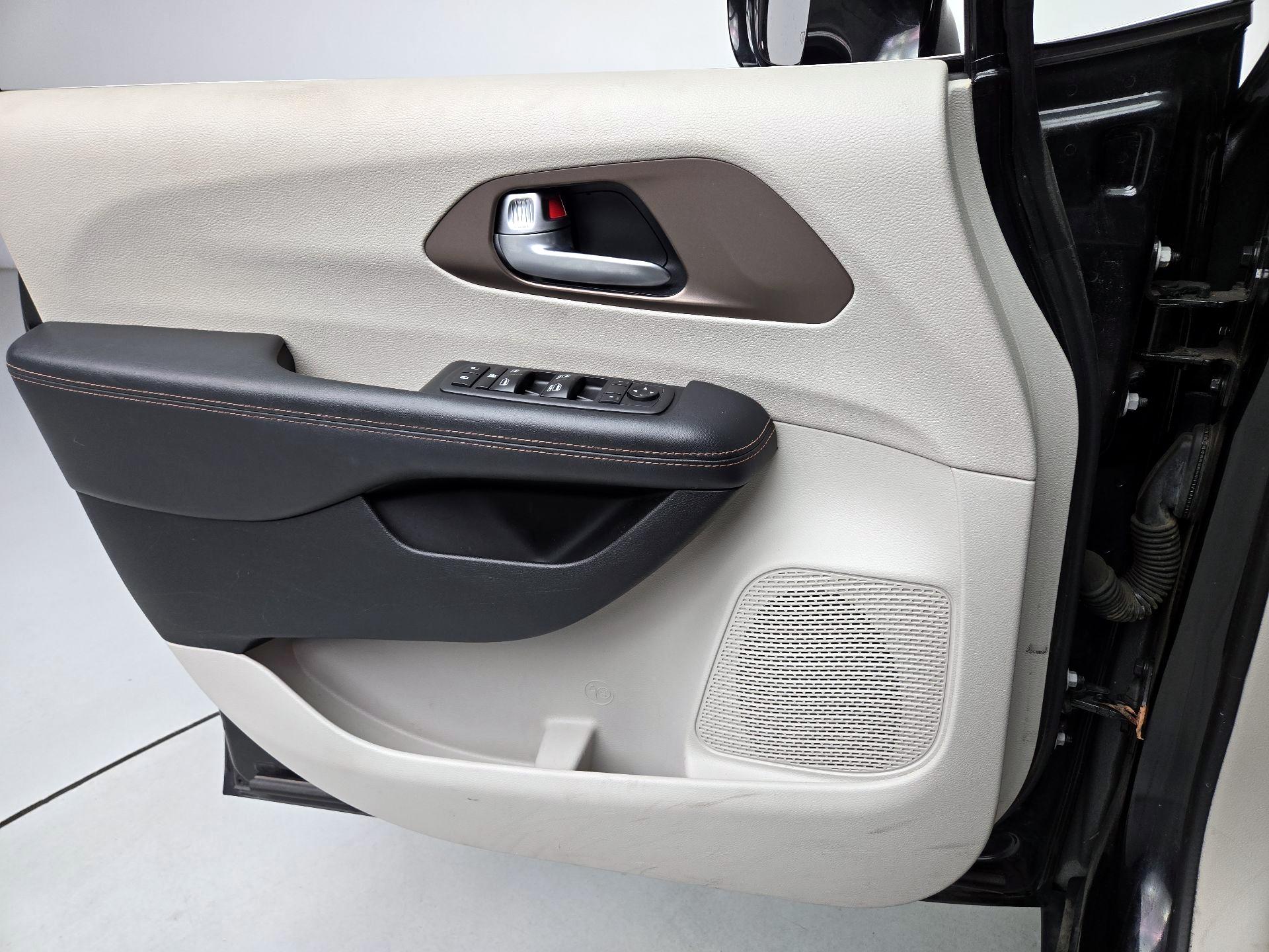 Thumbnail: 2018 Chrysler Pacifica - 12