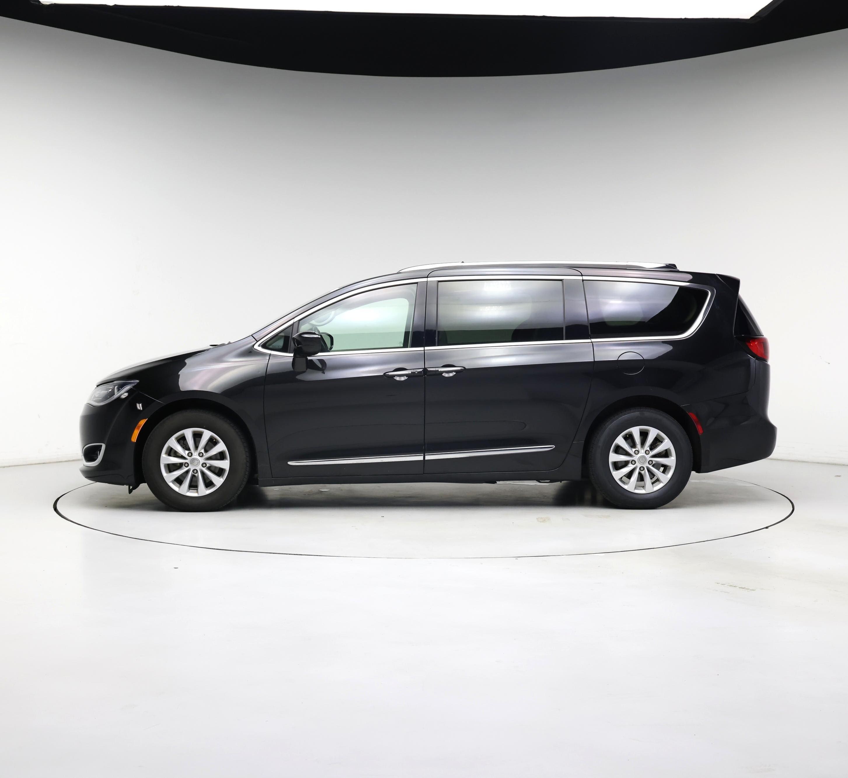 Thumbnail: 2018 Chrysler Pacifica - 3