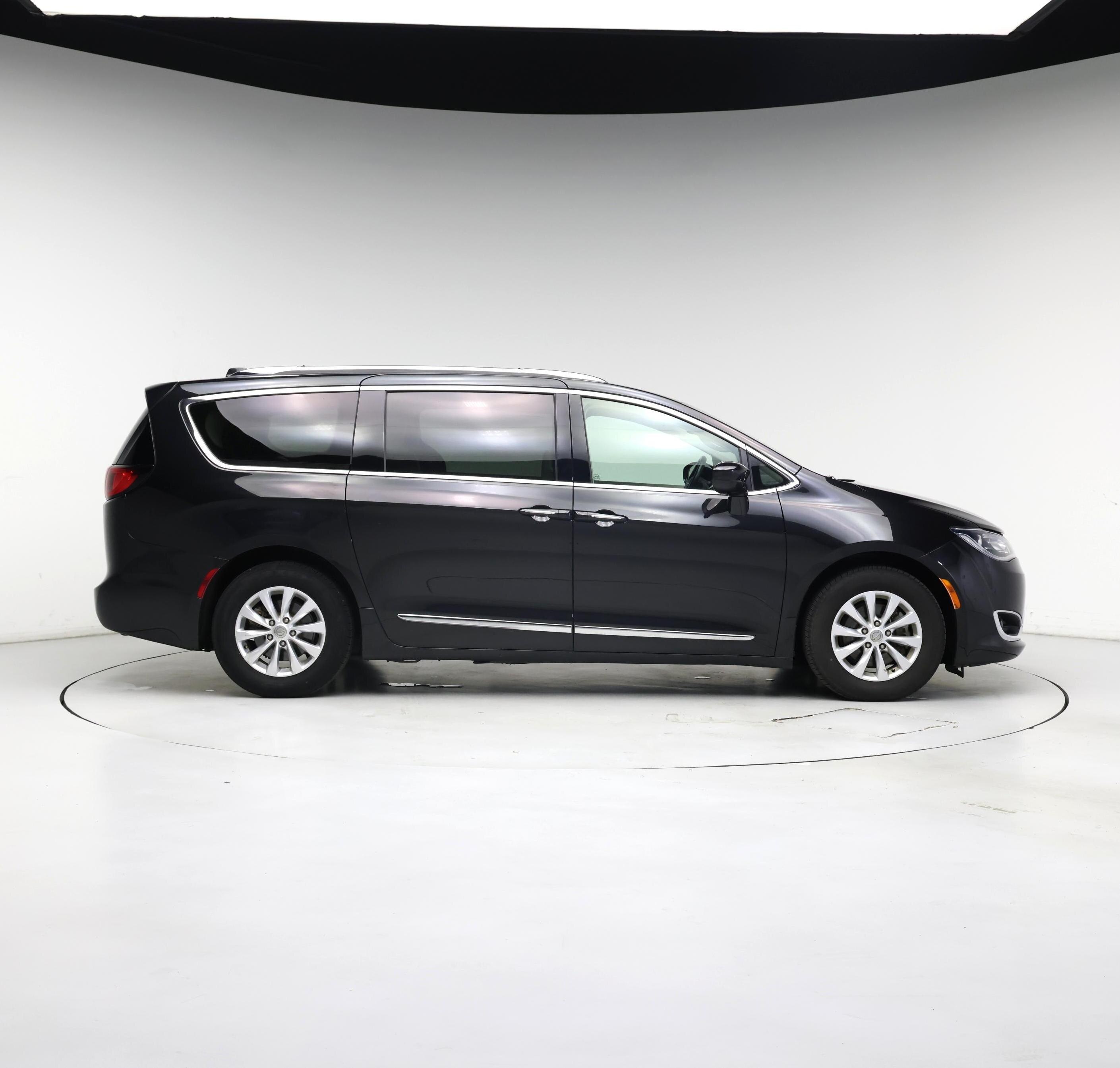 Thumbnail: 2018 Chrysler Pacifica - 7