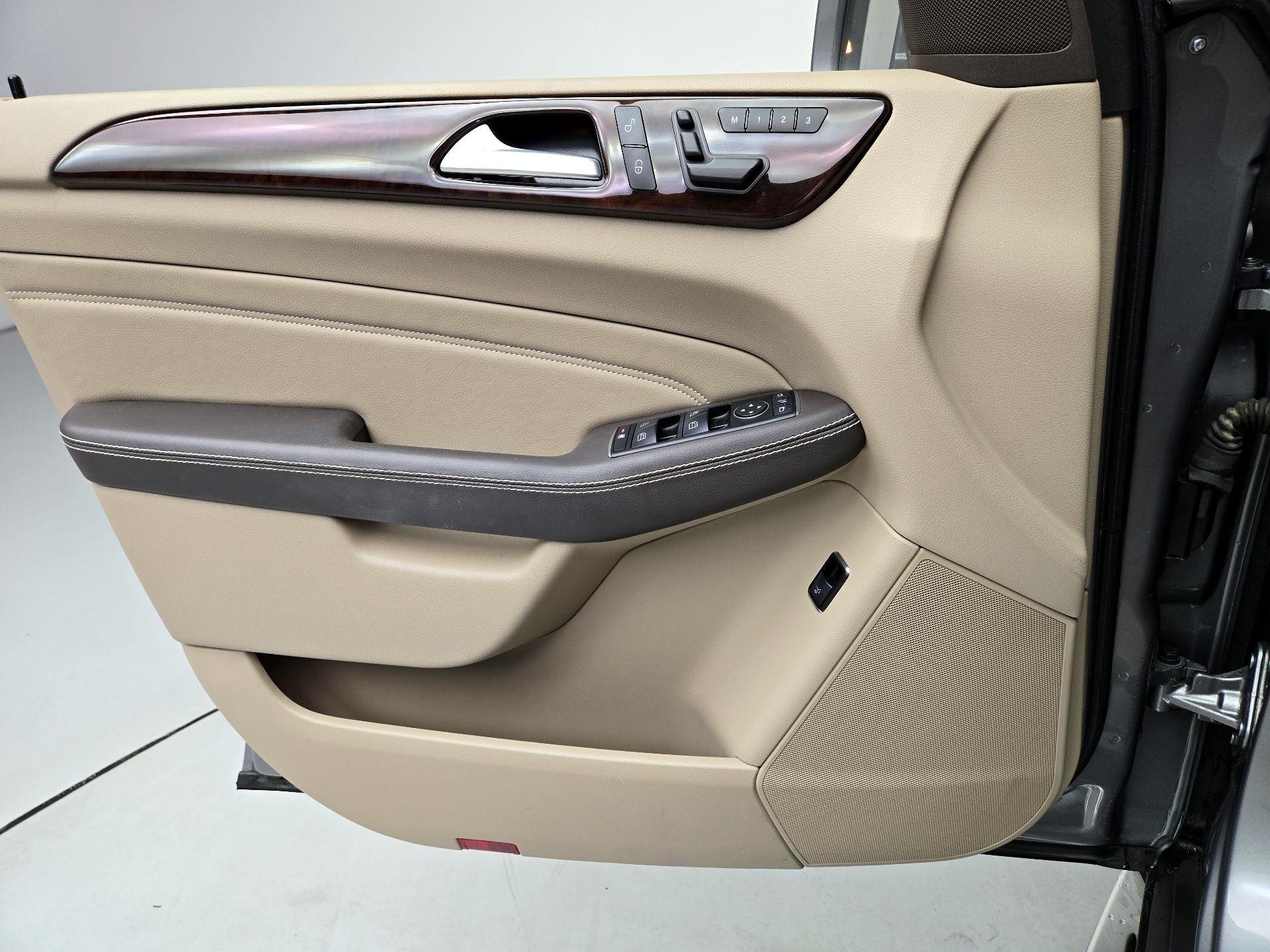 Thumbnail: 2015 Mercedes-Benz M-Class - 12