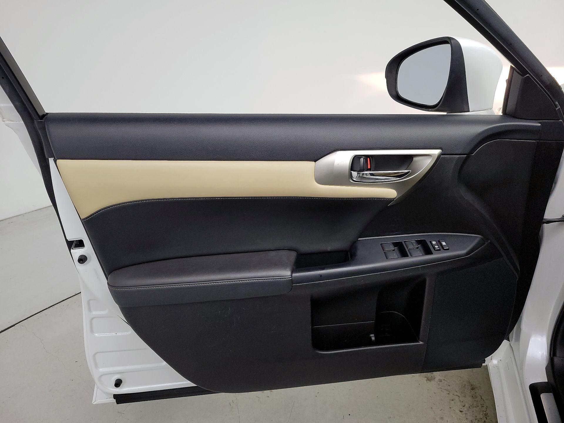 Thumbnail: 2017 Lexus CT - 12