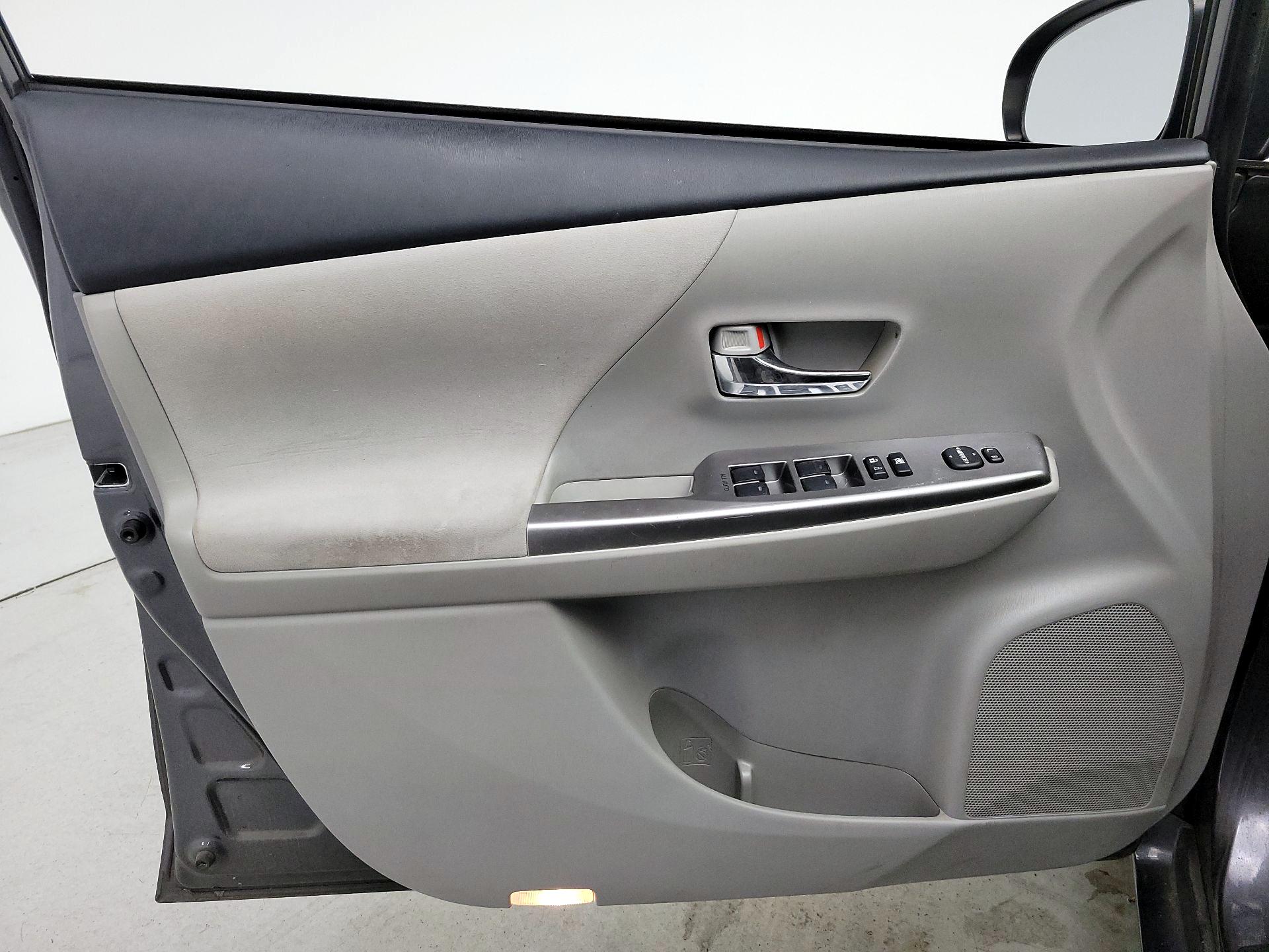 Thumbnail: 2015 Toyota Prius v - 12