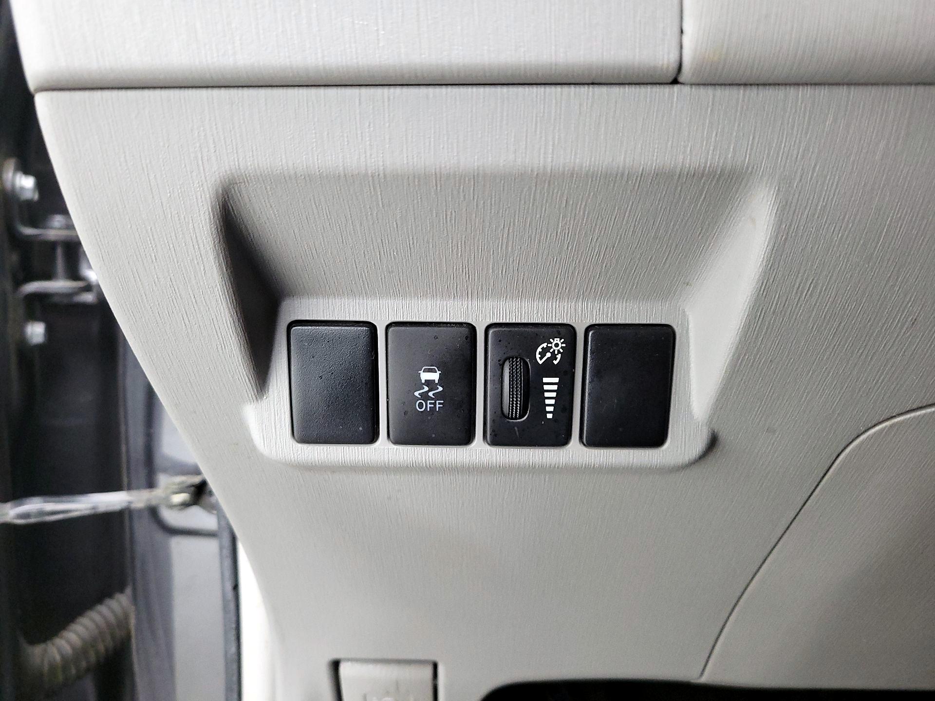 Thumbnail: 2015 Toyota Prius v - 13