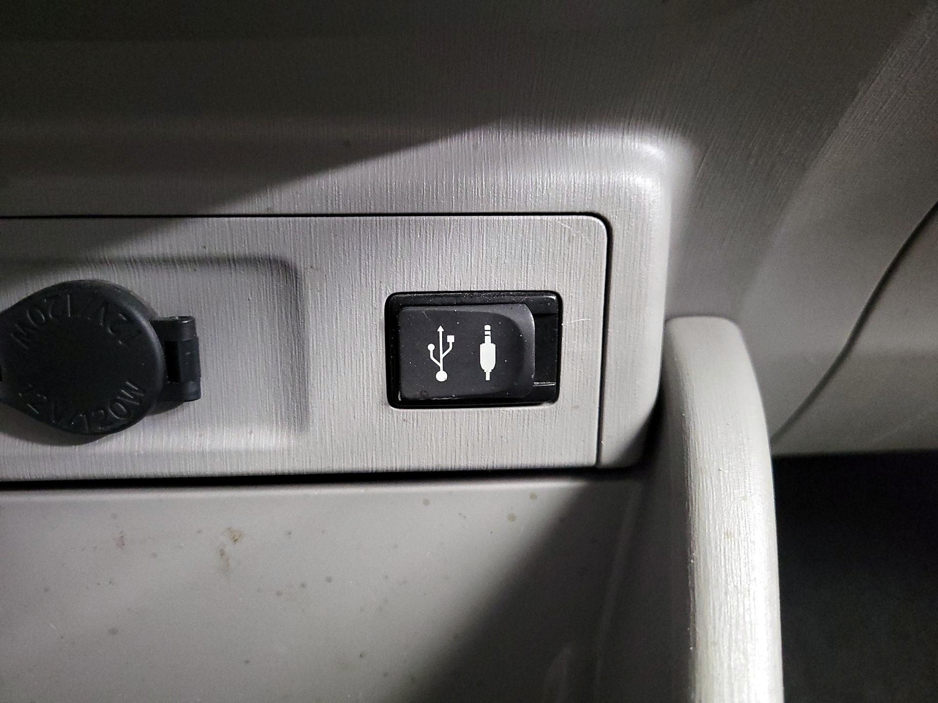 Thumbnail: 2015 Toyota Prius v - 18