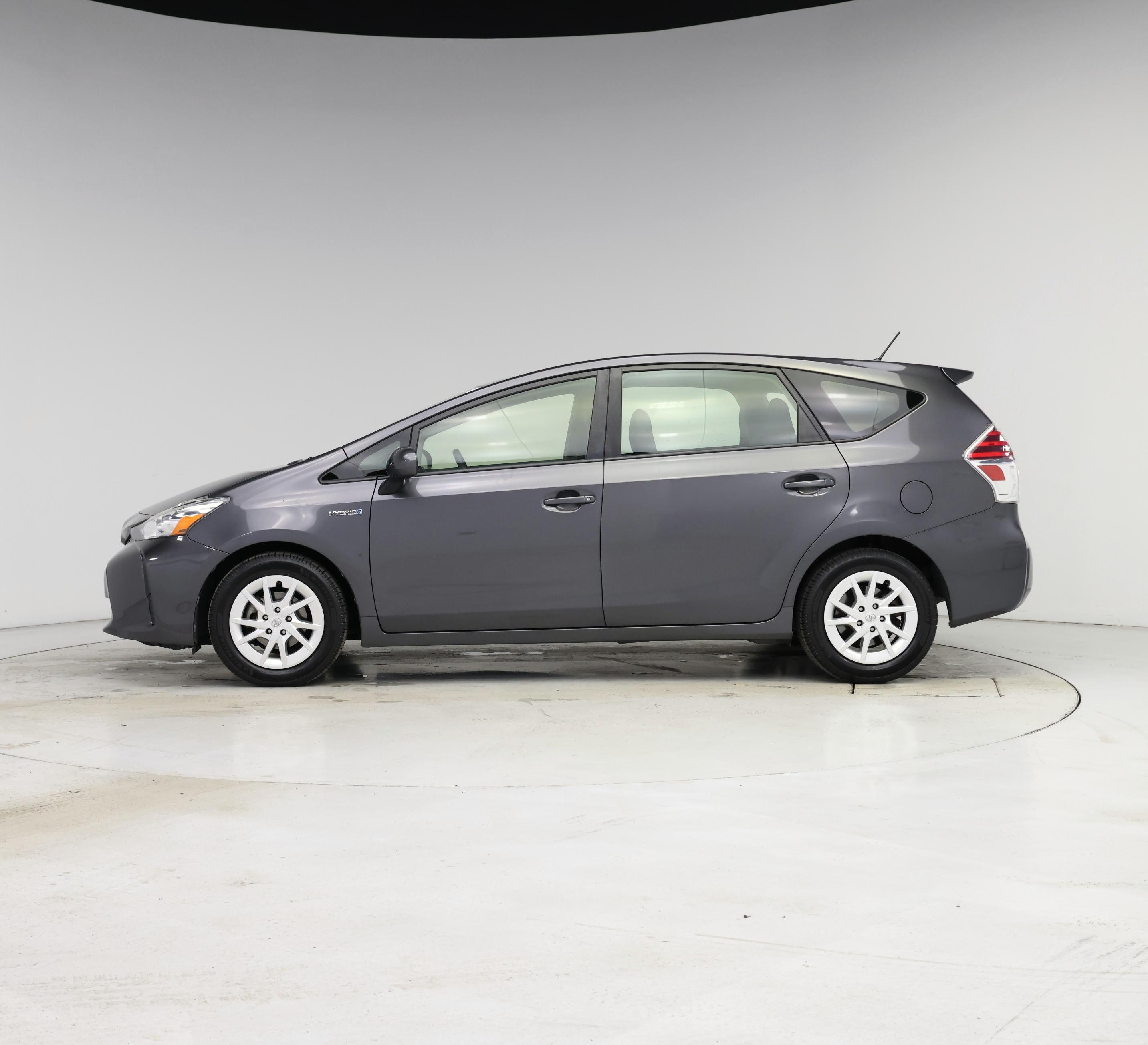 Thumbnail: 2015 Toyota Prius v - 3