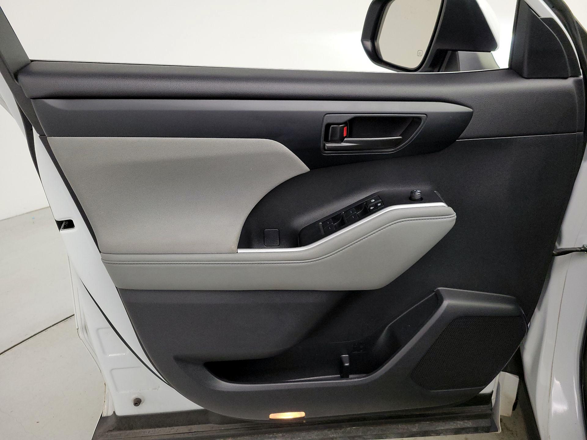 Thumbnail: 2023 Toyota Highlander - 12