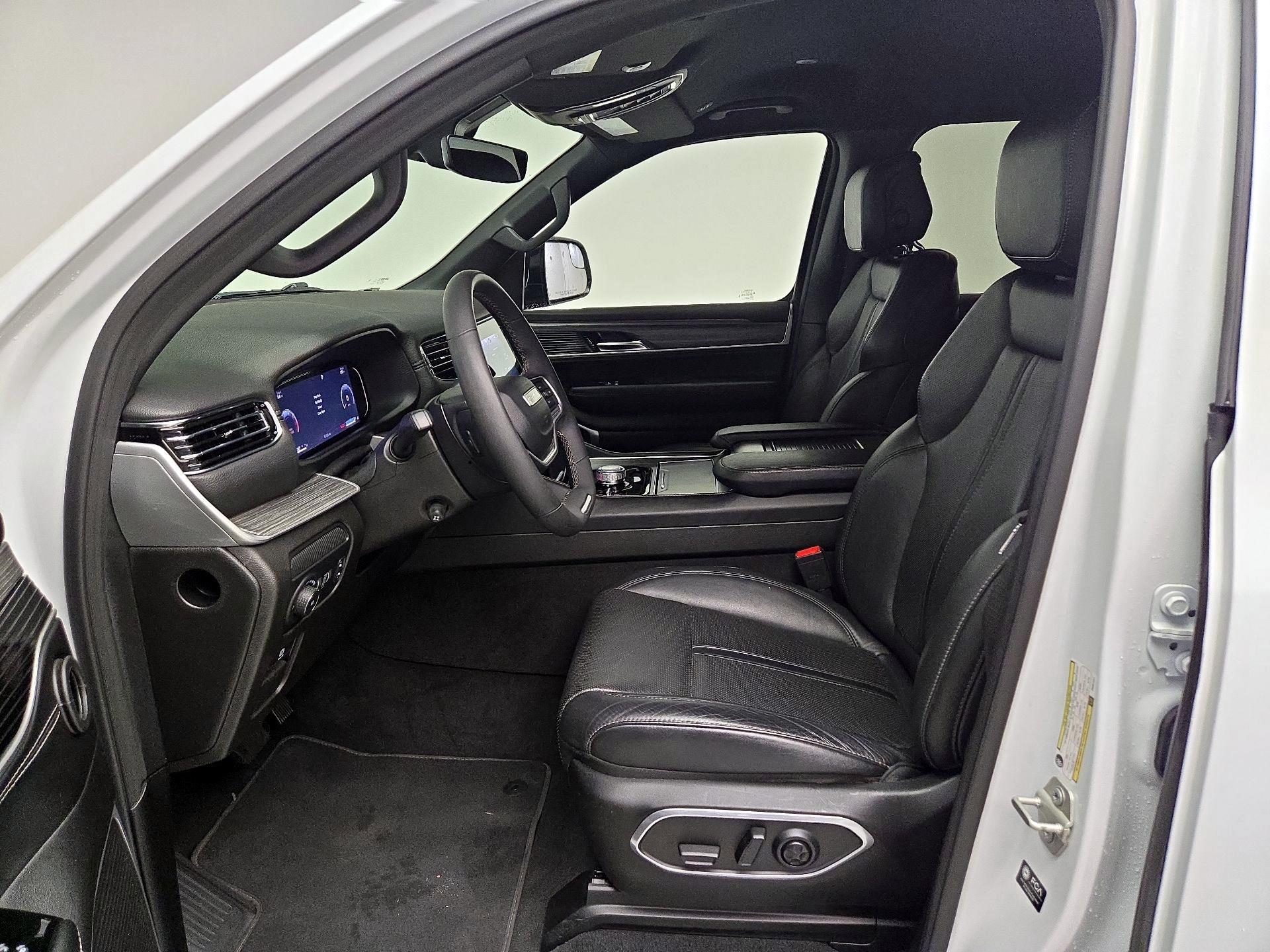 Thumbnail: 2023 Jeep Wagoneer - 11