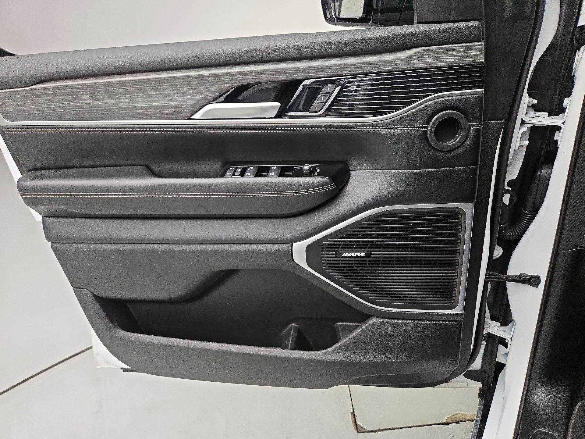 Thumbnail: 2023 Jeep Wagoneer - 12