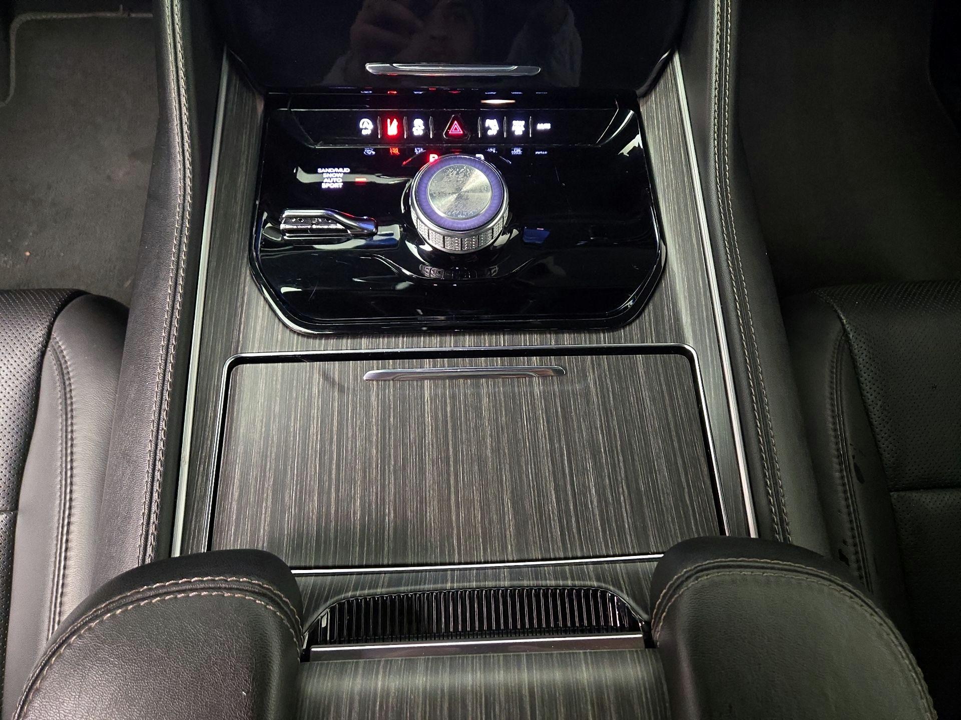 Thumbnail: 2023 Jeep Wagoneer - 18