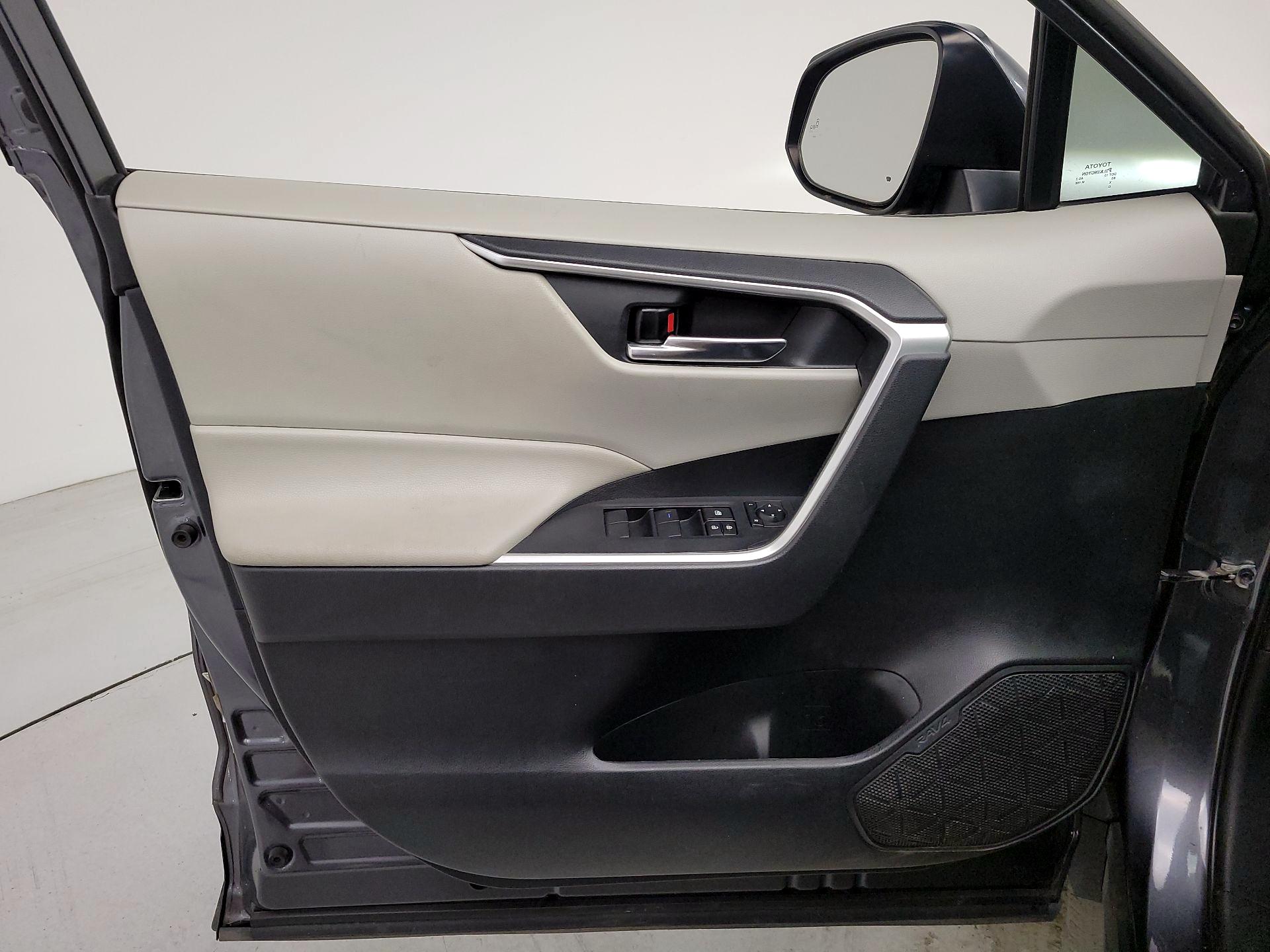 Thumbnail: 2020 Toyota RAV4 - 12