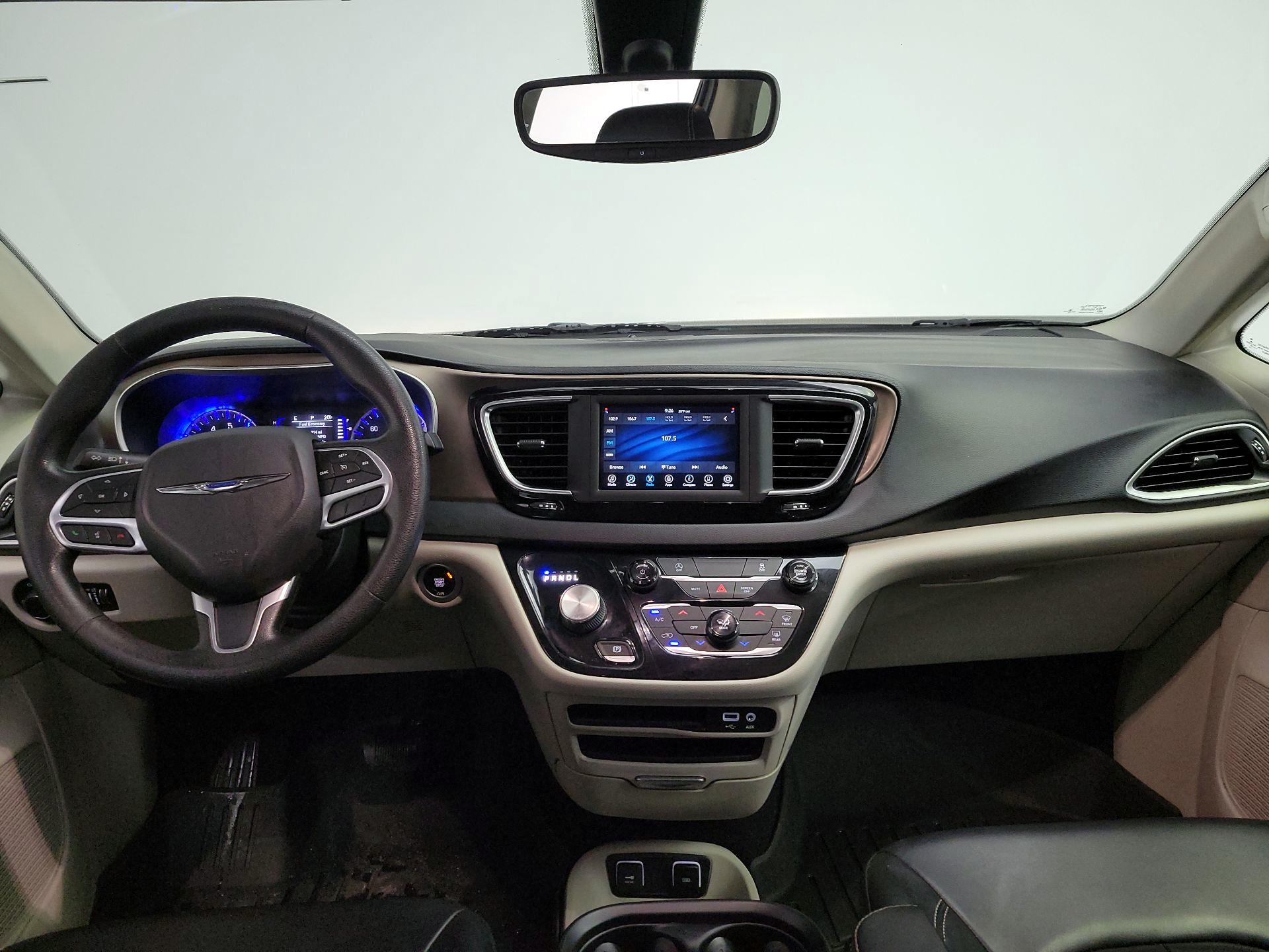 Thumbnail: 2020 Chrysler Voyager - 9