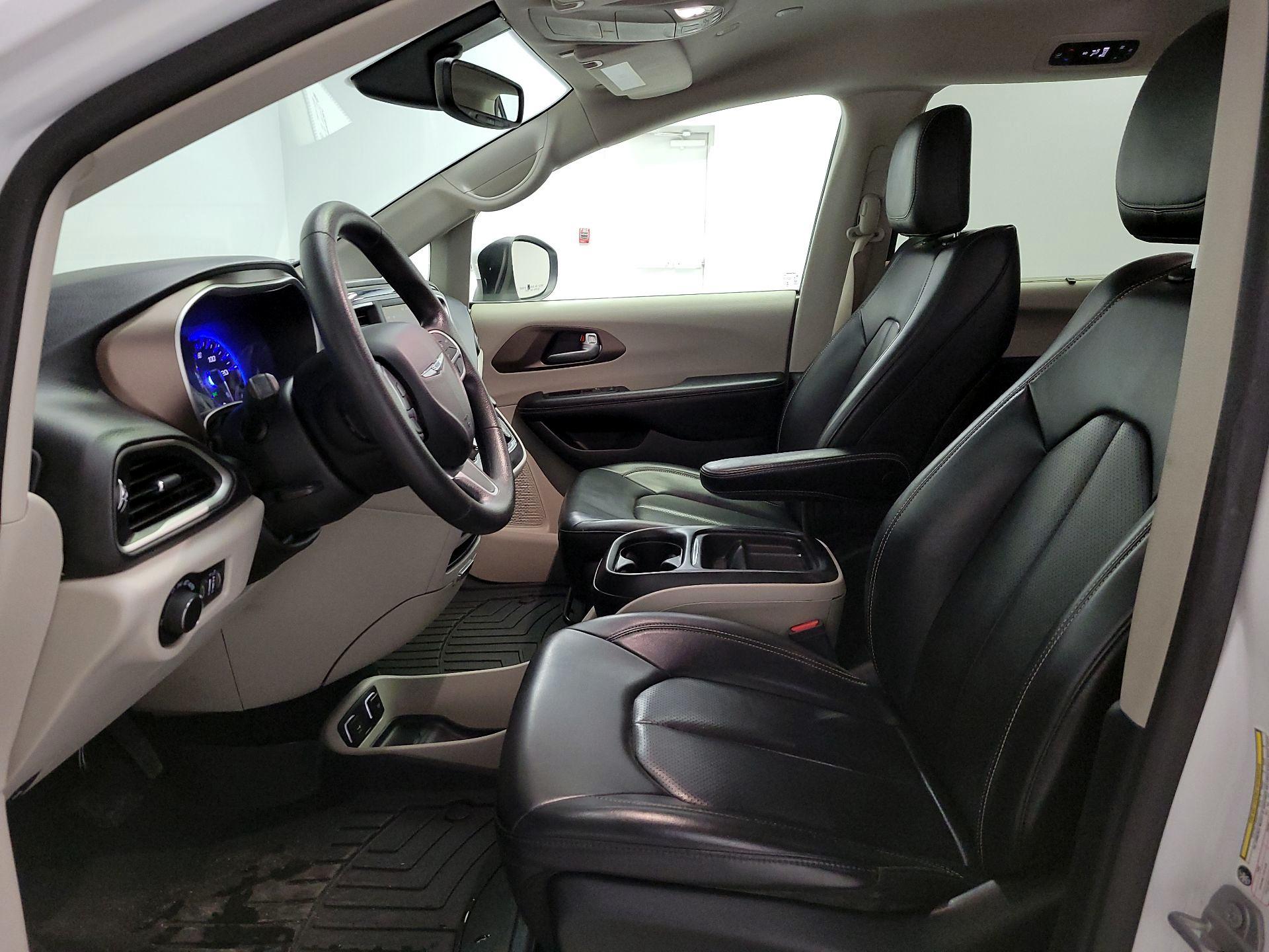 Thumbnail: 2020 Chrysler Voyager - 11