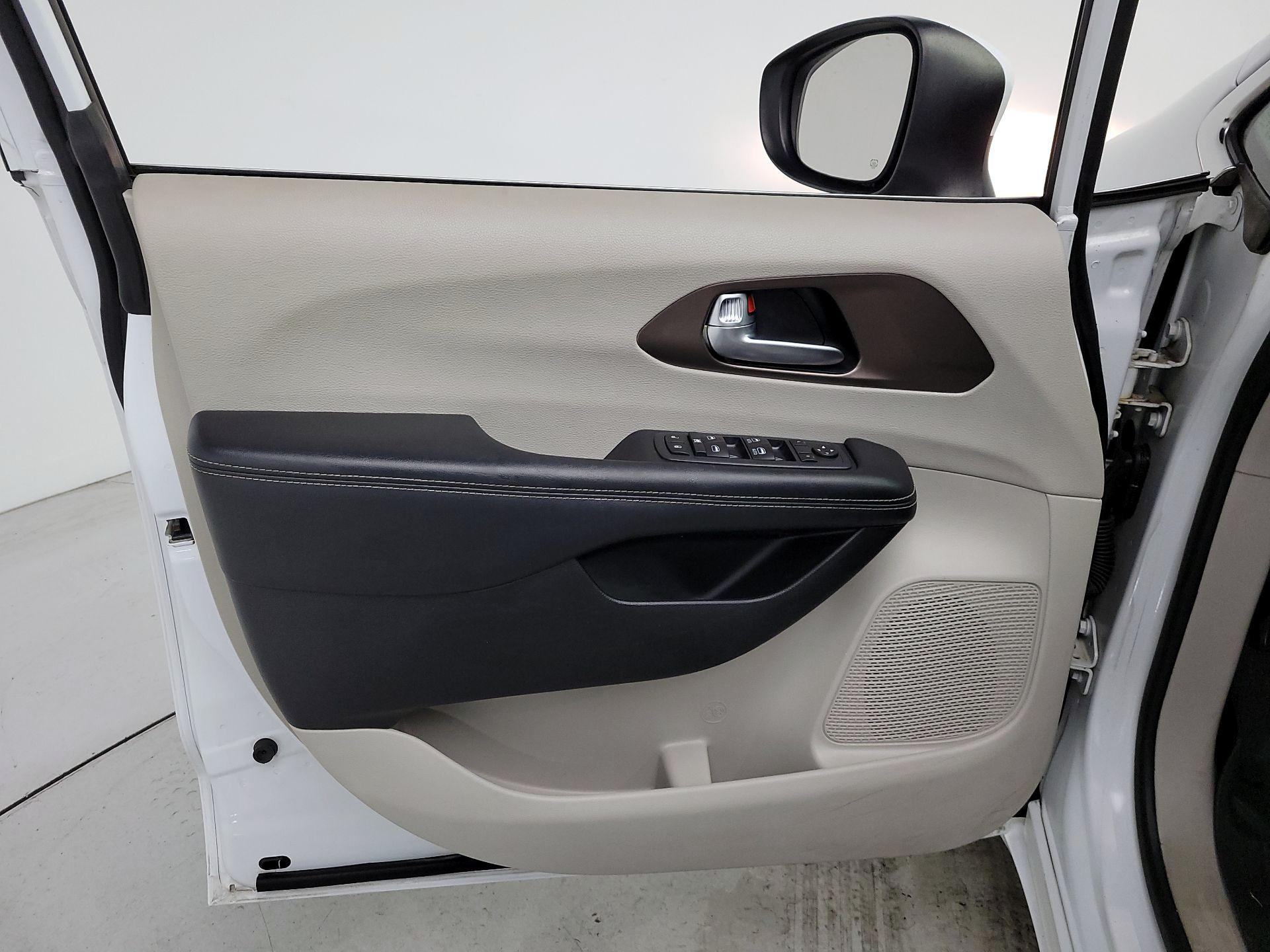 Thumbnail: 2020 Chrysler Voyager - 12