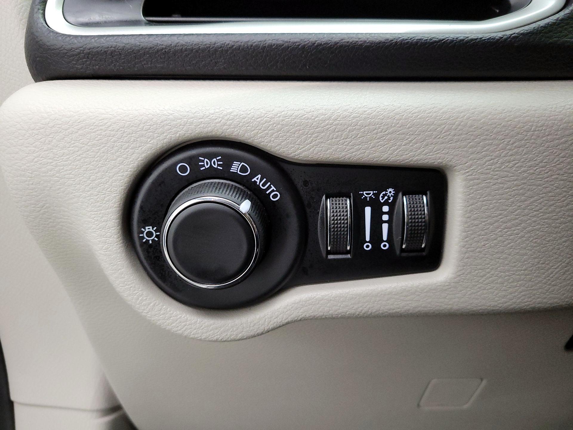 Thumbnail: 2020 Chrysler Voyager - 13