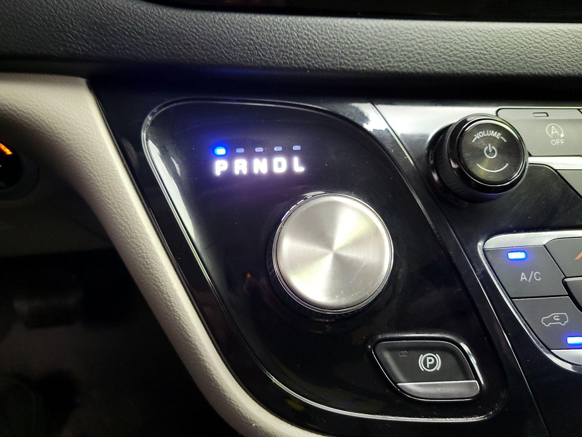 Thumbnail: 2020 Chrysler Voyager - 17