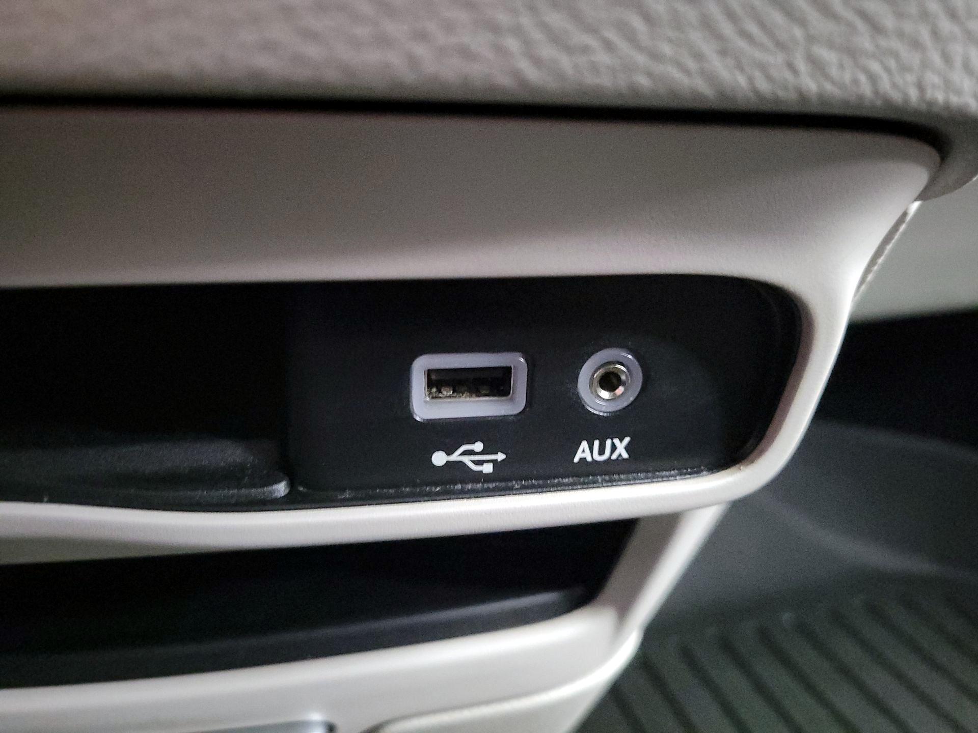 Thumbnail: 2020 Chrysler Voyager - 18