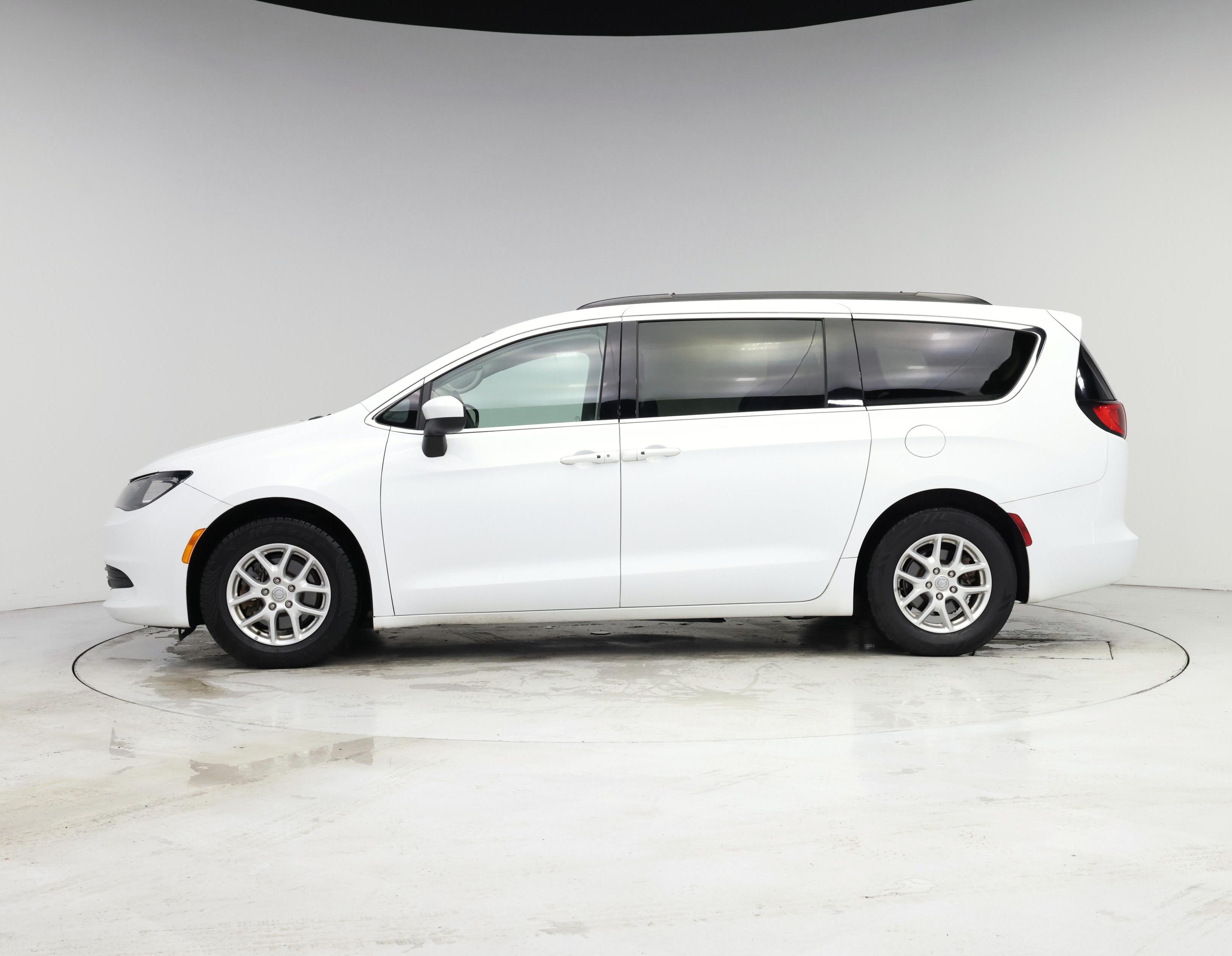 Thumbnail: 2020 Chrysler Voyager - 3