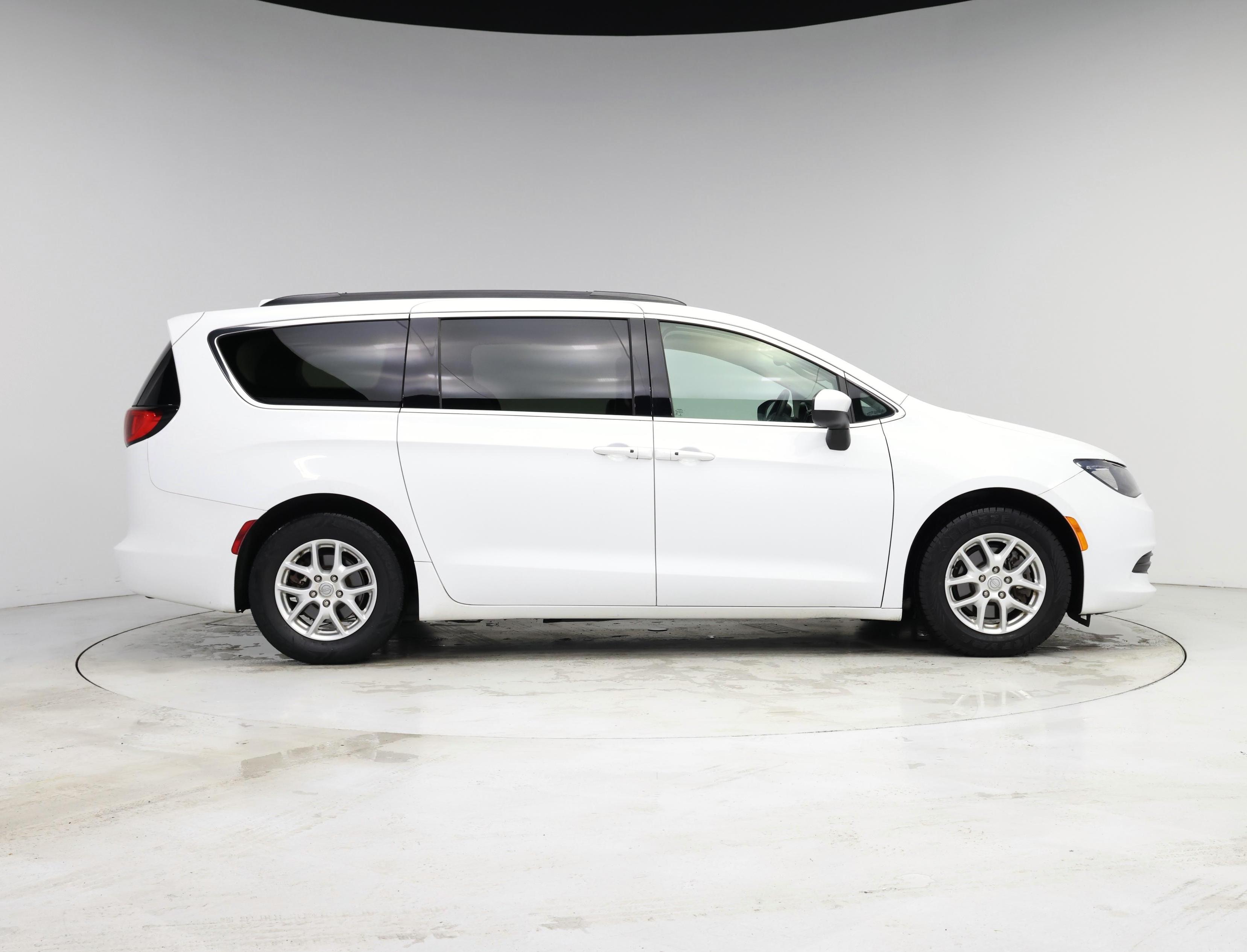 Thumbnail: 2020 Chrysler Voyager - 7