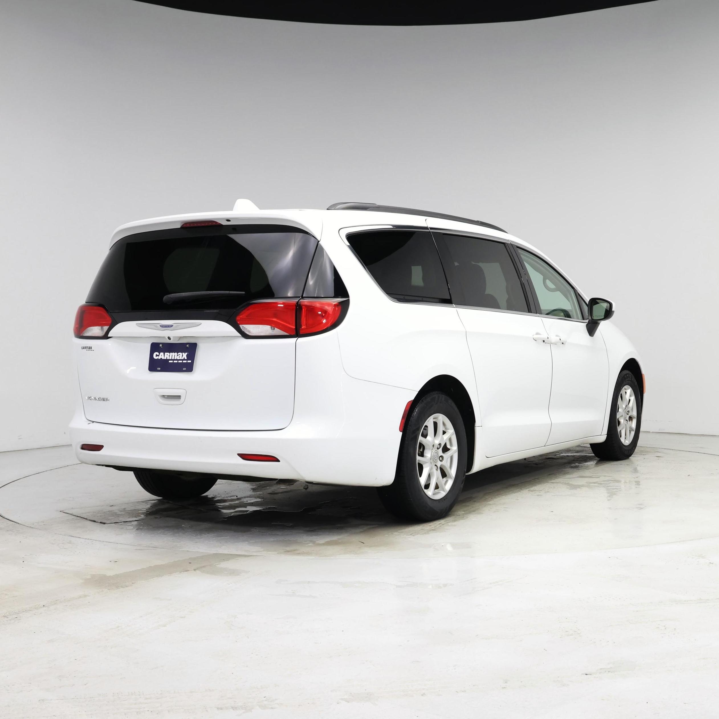 Thumbnail: 2020 Chrysler Voyager - 8