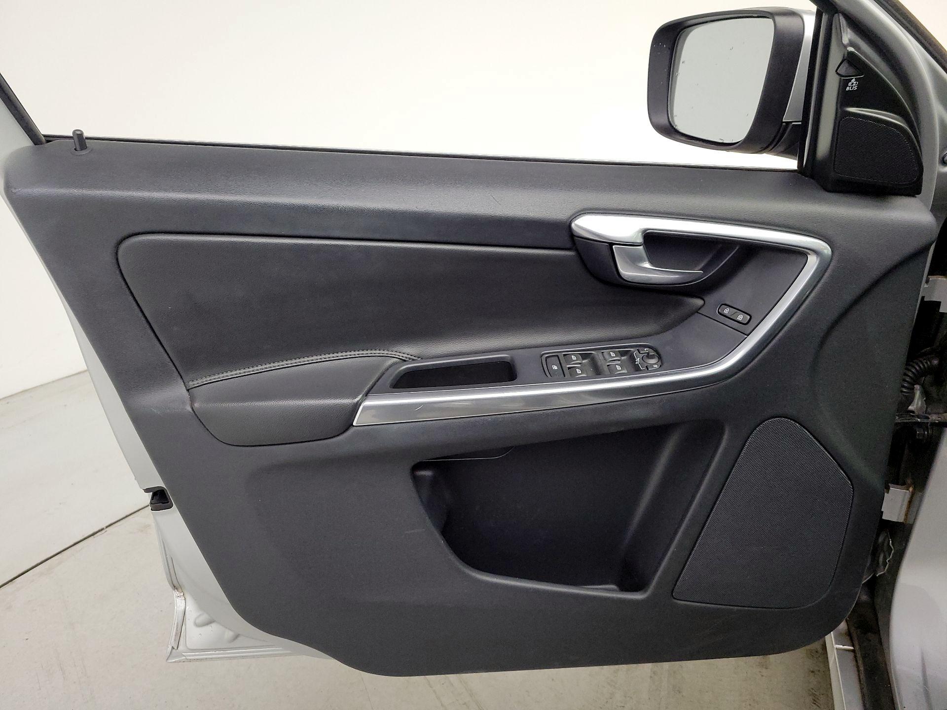 Thumbnail: 2016 Volvo XC60 - 12