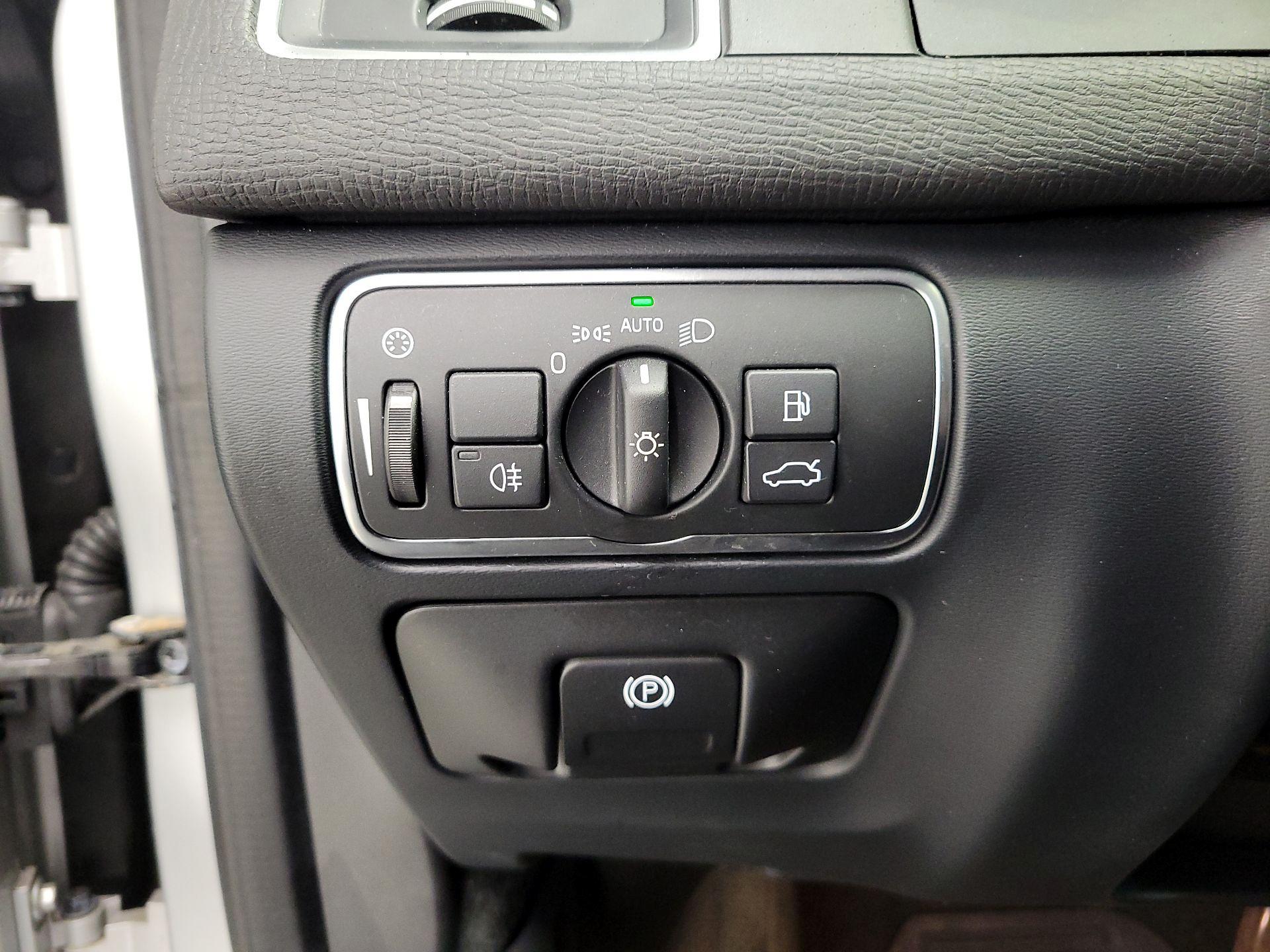 Thumbnail: 2016 Volvo XC60 - 13