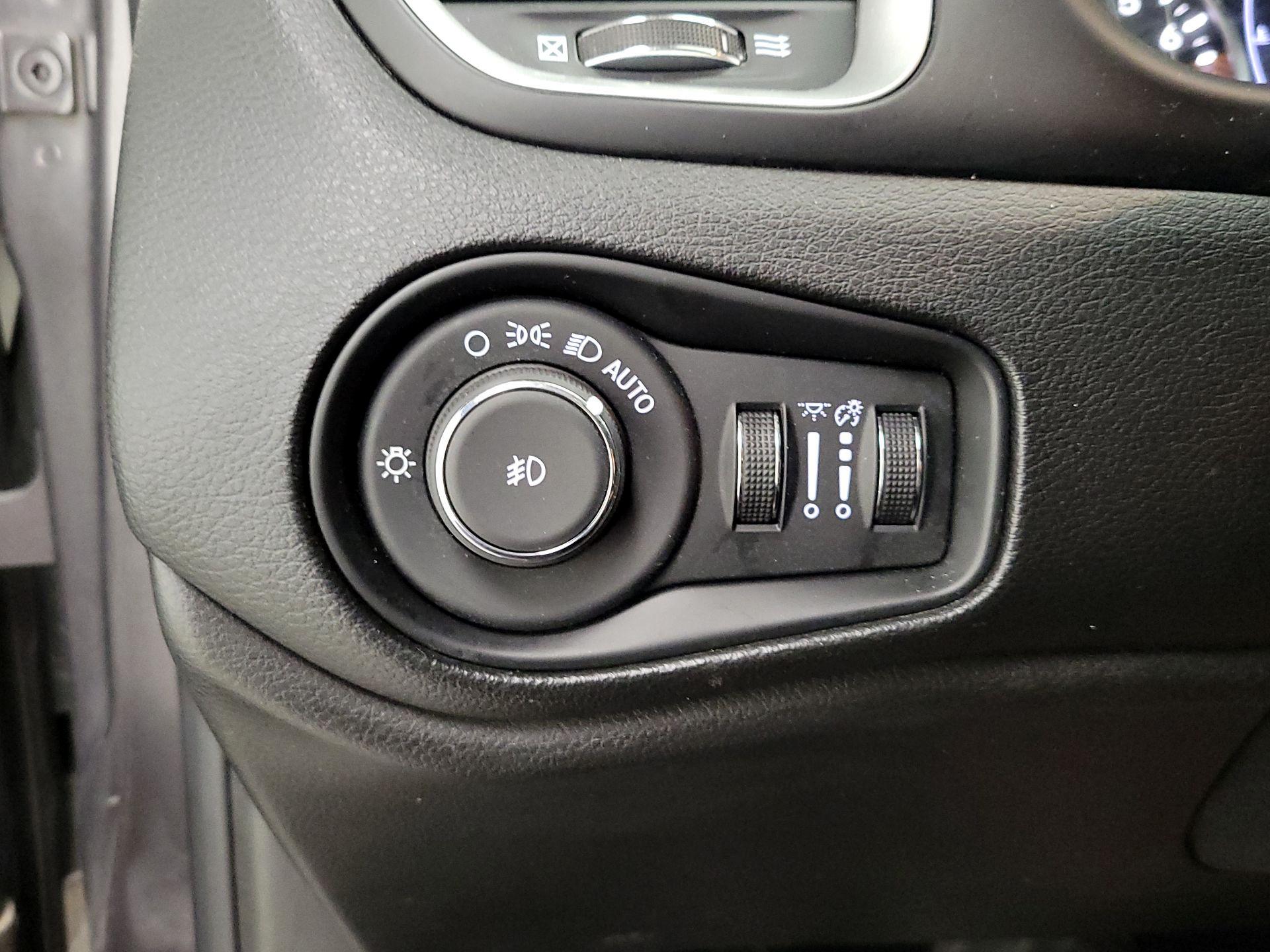 Thumbnail: 2019 Jeep Renegade - 13