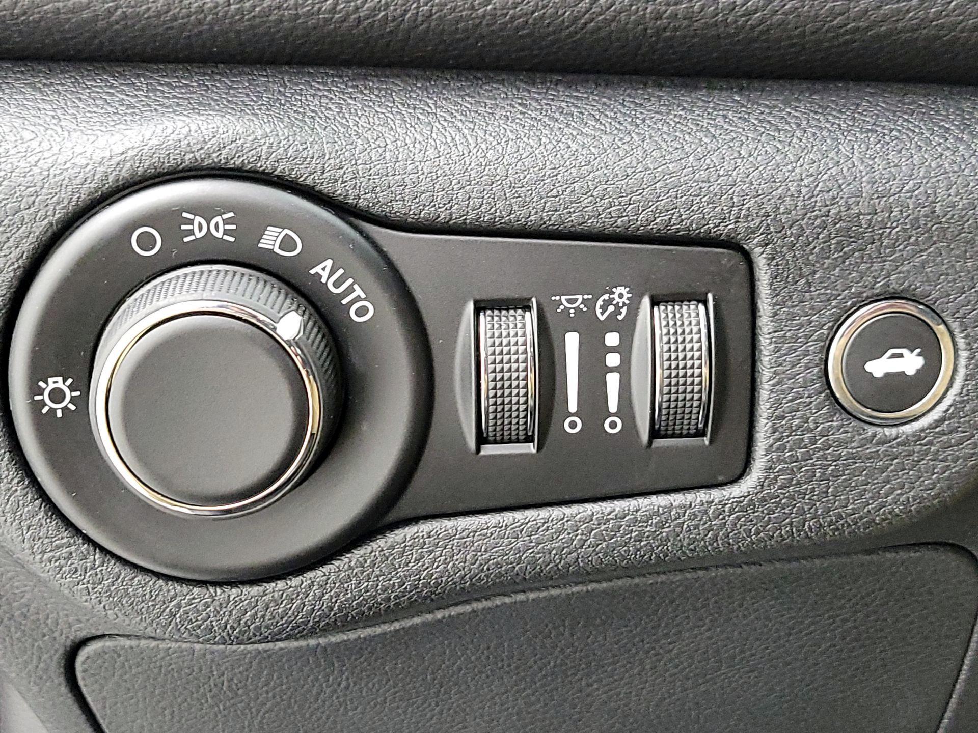 Thumbnail: 2016 Chrysler 200 - 13