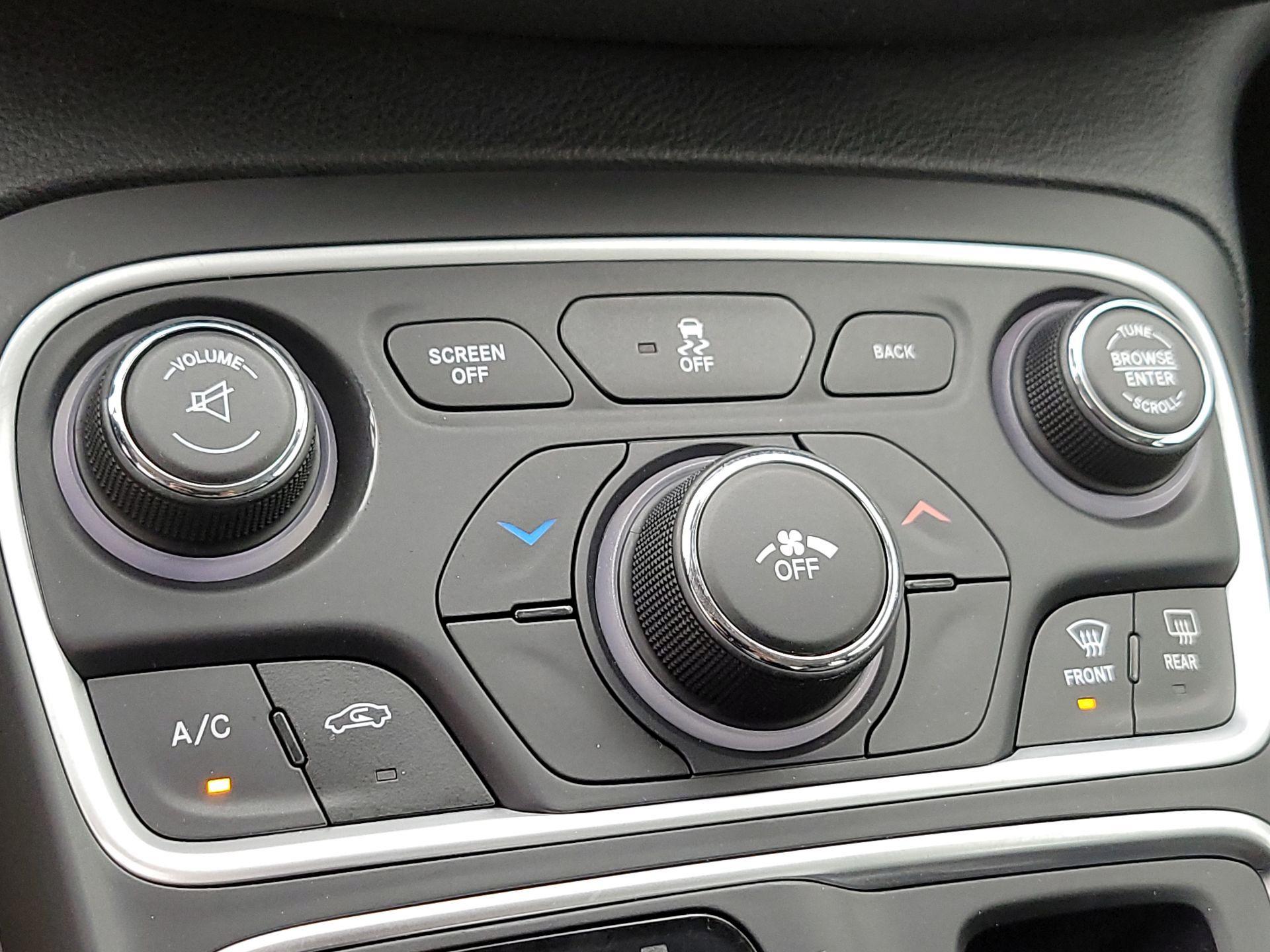 Thumbnail: 2016 Chrysler 200 - 16