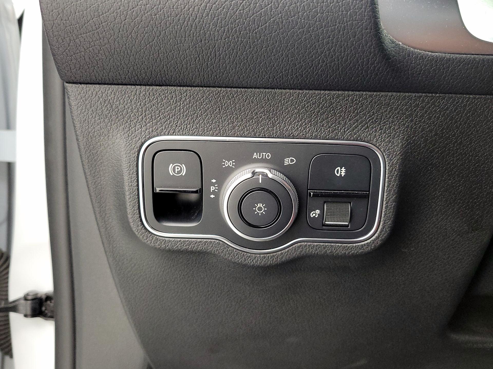 Thumbnail: 2022 Mercedes-Benz GLB - 13