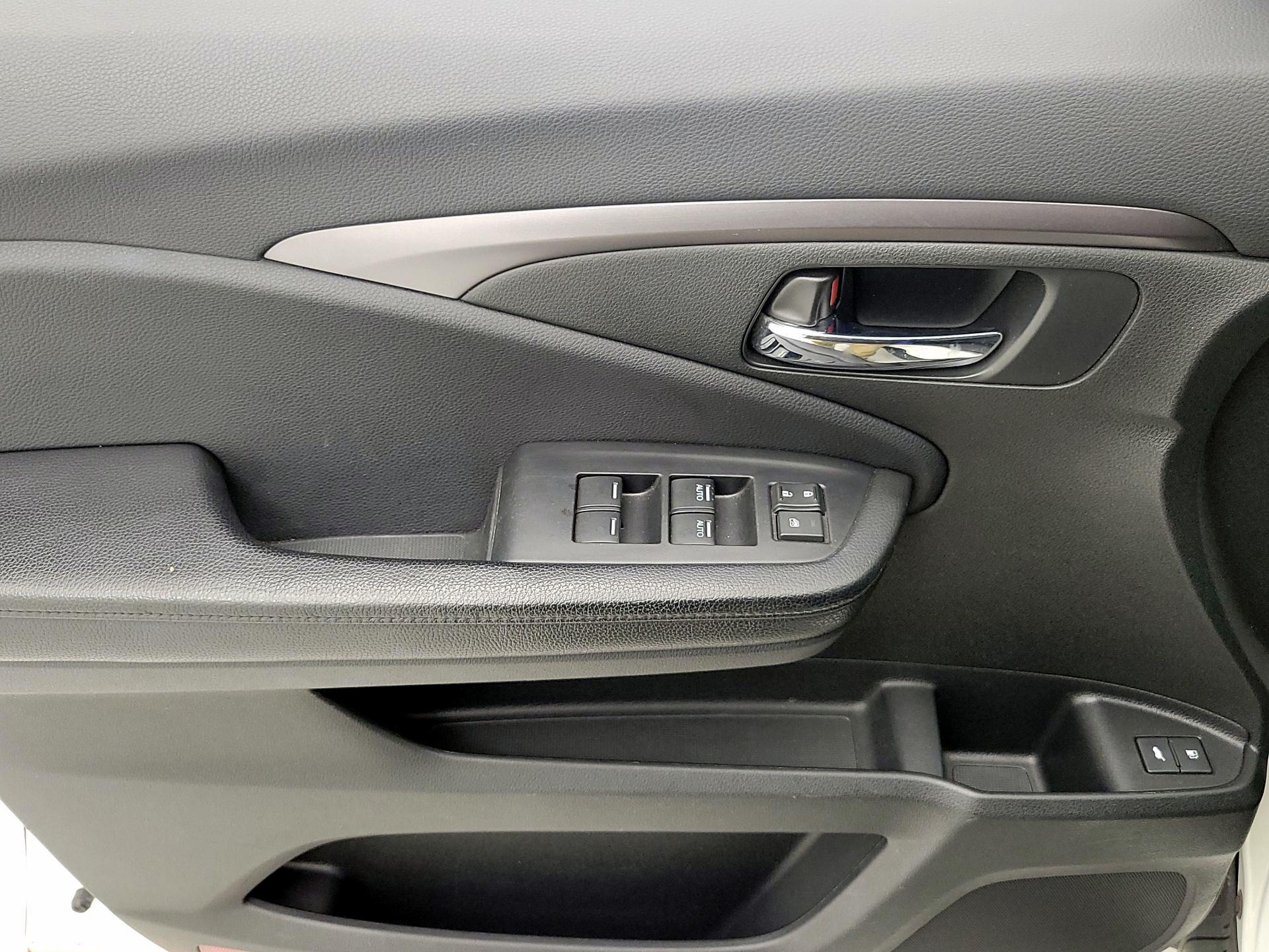 Thumbnail: 2017 Honda Pilot - 12