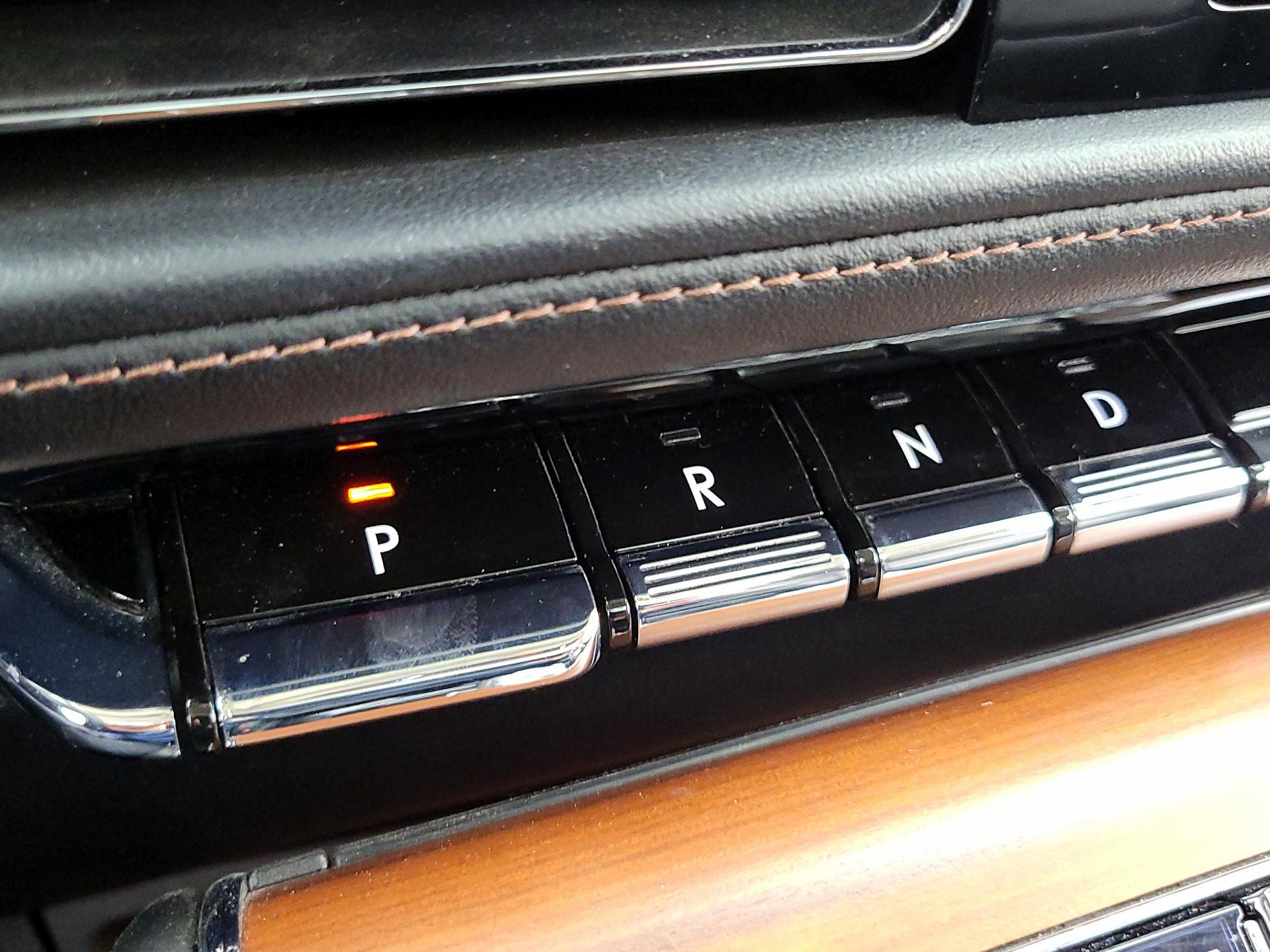 Thumbnail: 2020 Lincoln Aviator - 18