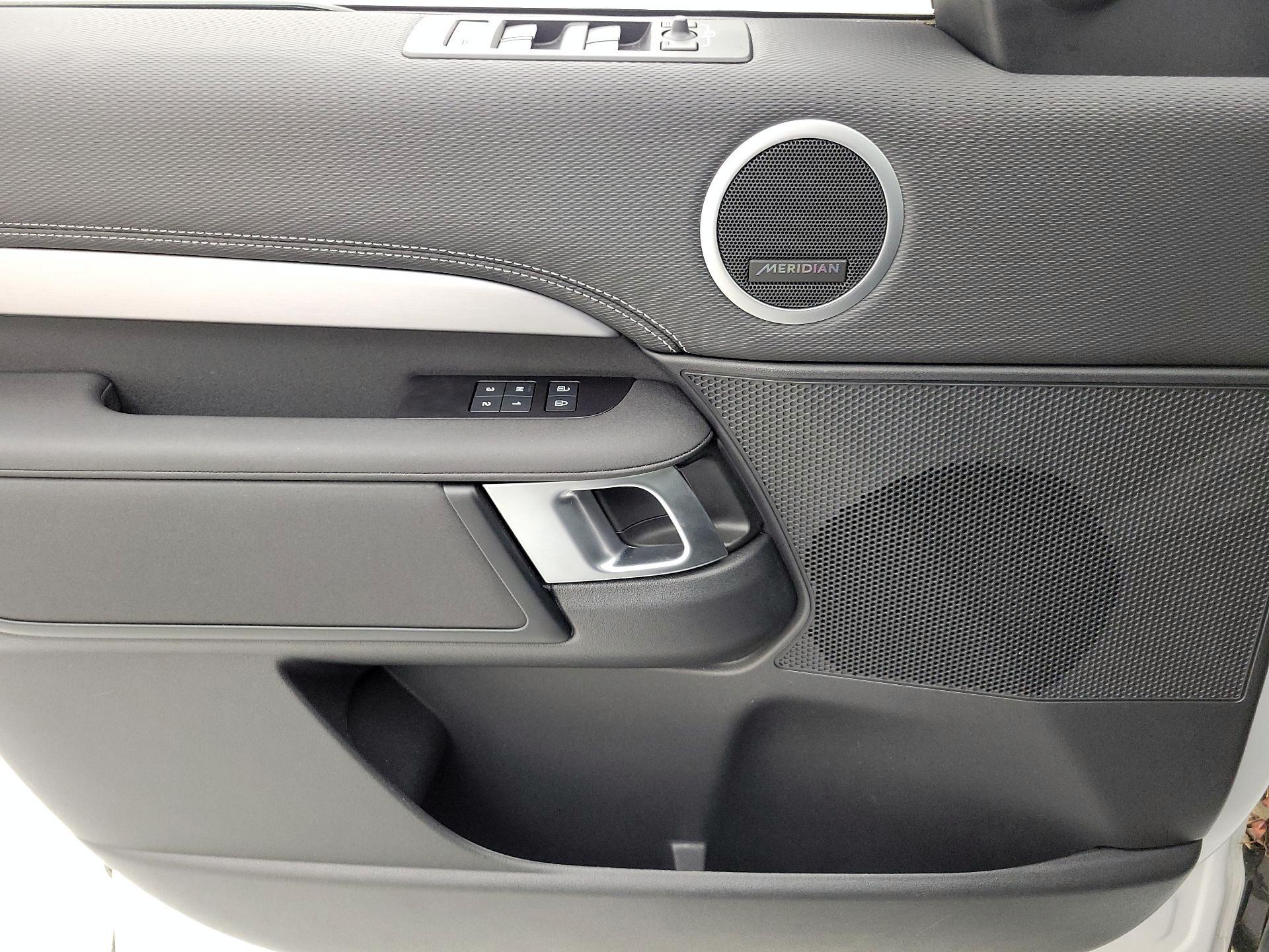 Thumbnail: 2024 Land Rover Discovery - 12