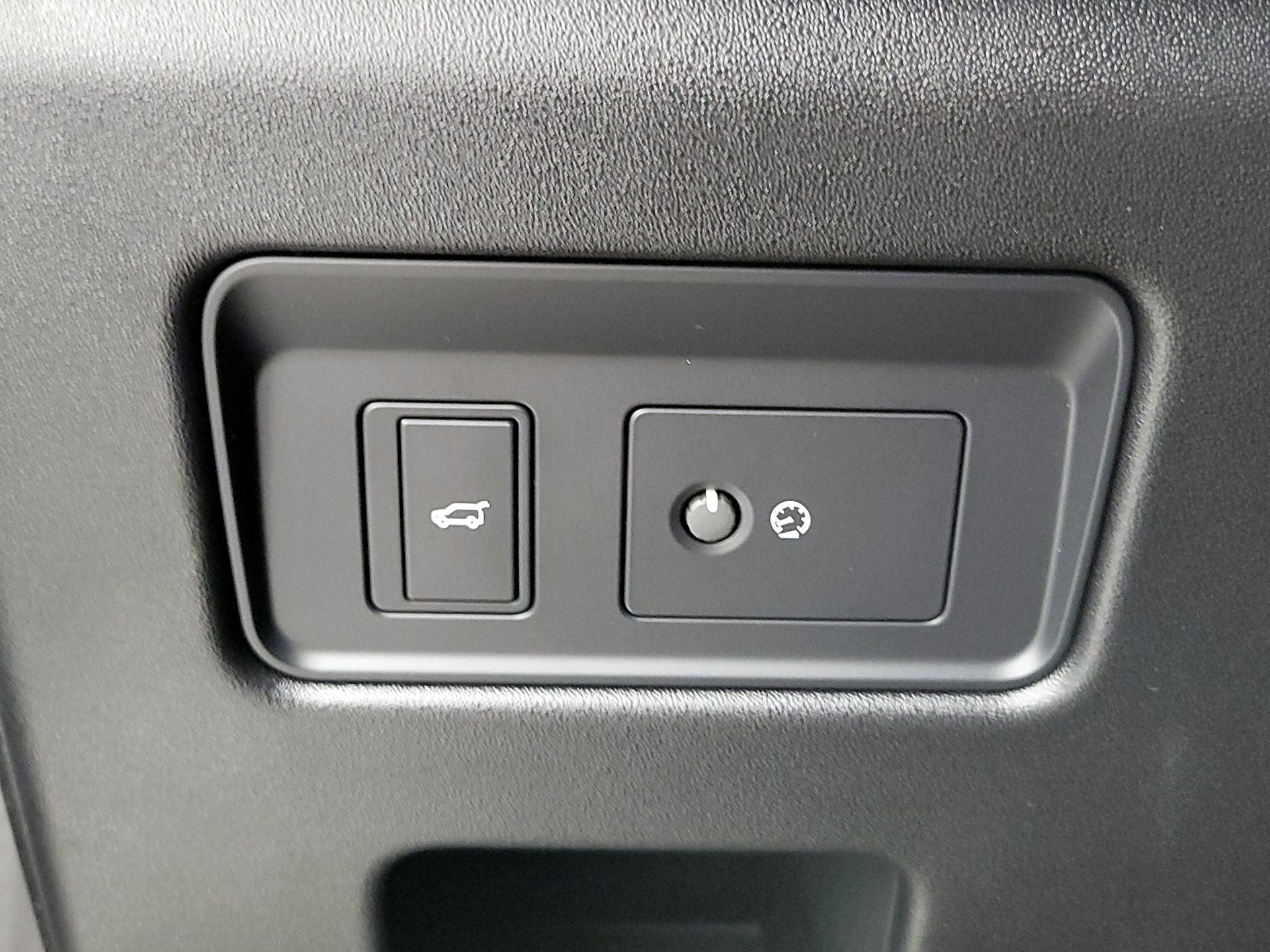 Thumbnail: 2024 Land Rover Discovery - 13