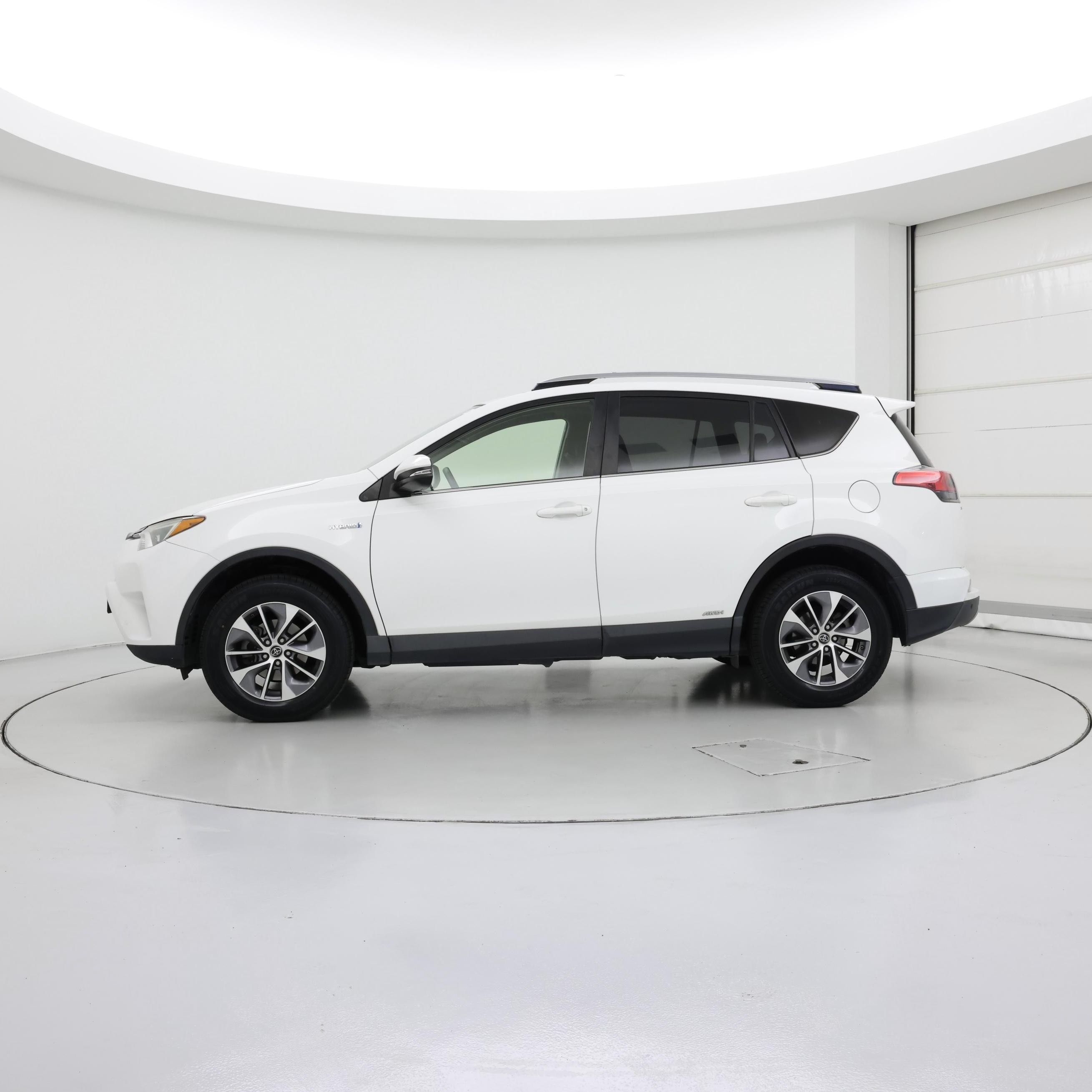 Thumbnail: 2017 Toyota RAV4 - 3