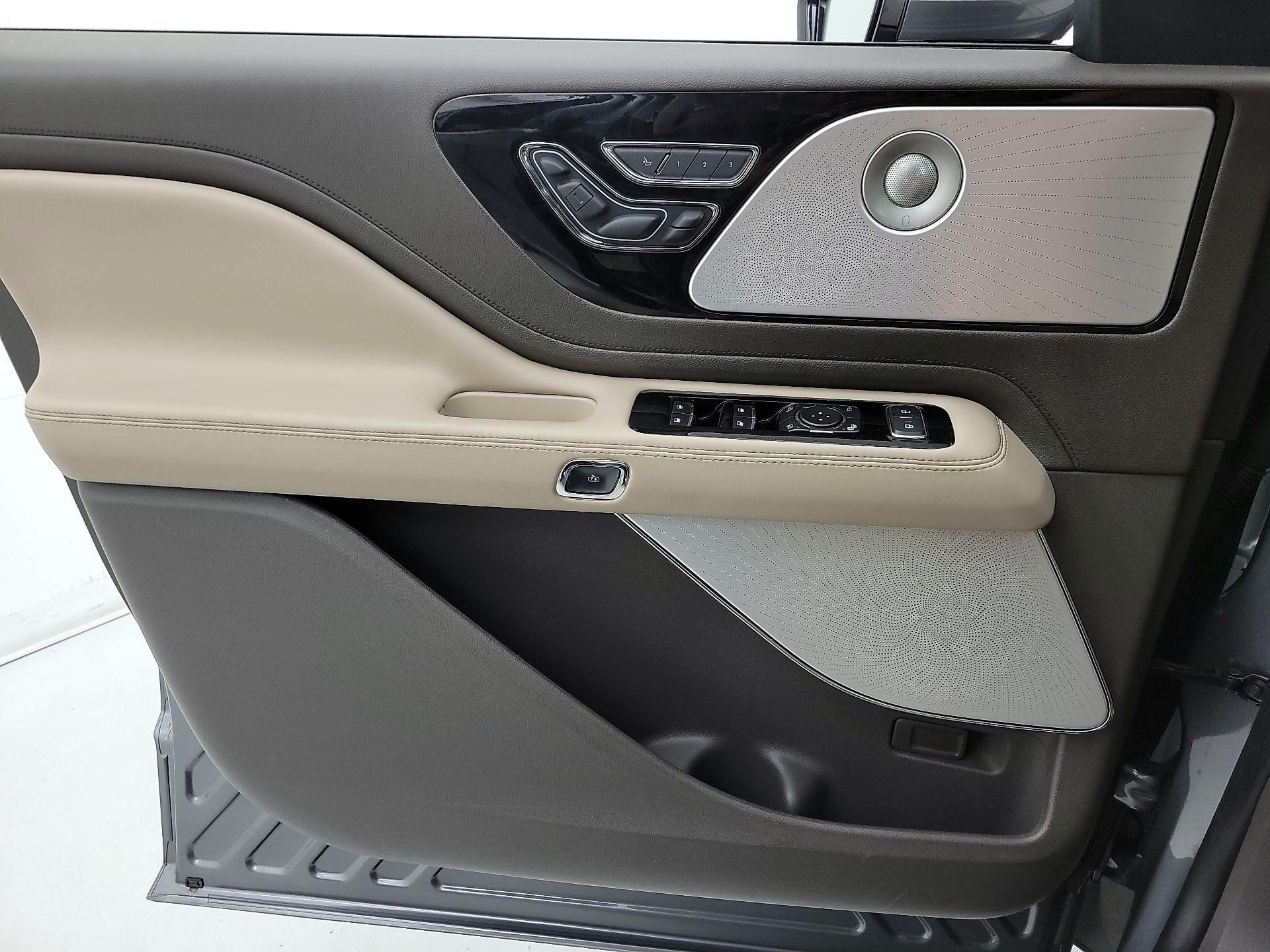 Thumbnail: 2021 Lincoln Aviator - 12