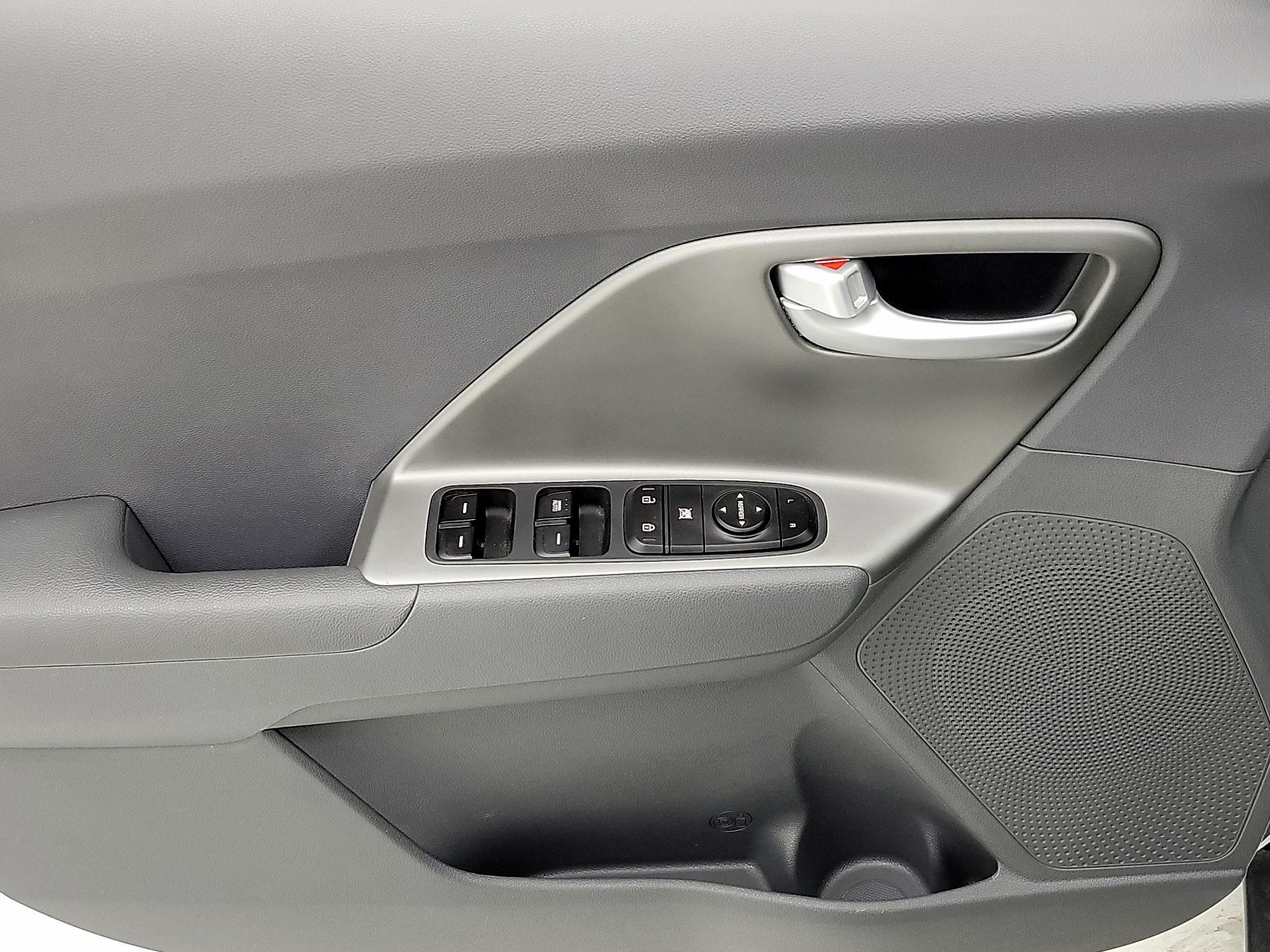 Thumbnail: 2018 Kia Niro - 12