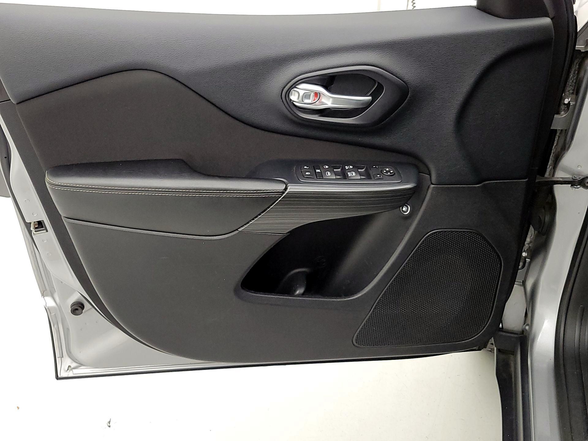 Thumbnail: 2016 Jeep Cherokee - 12