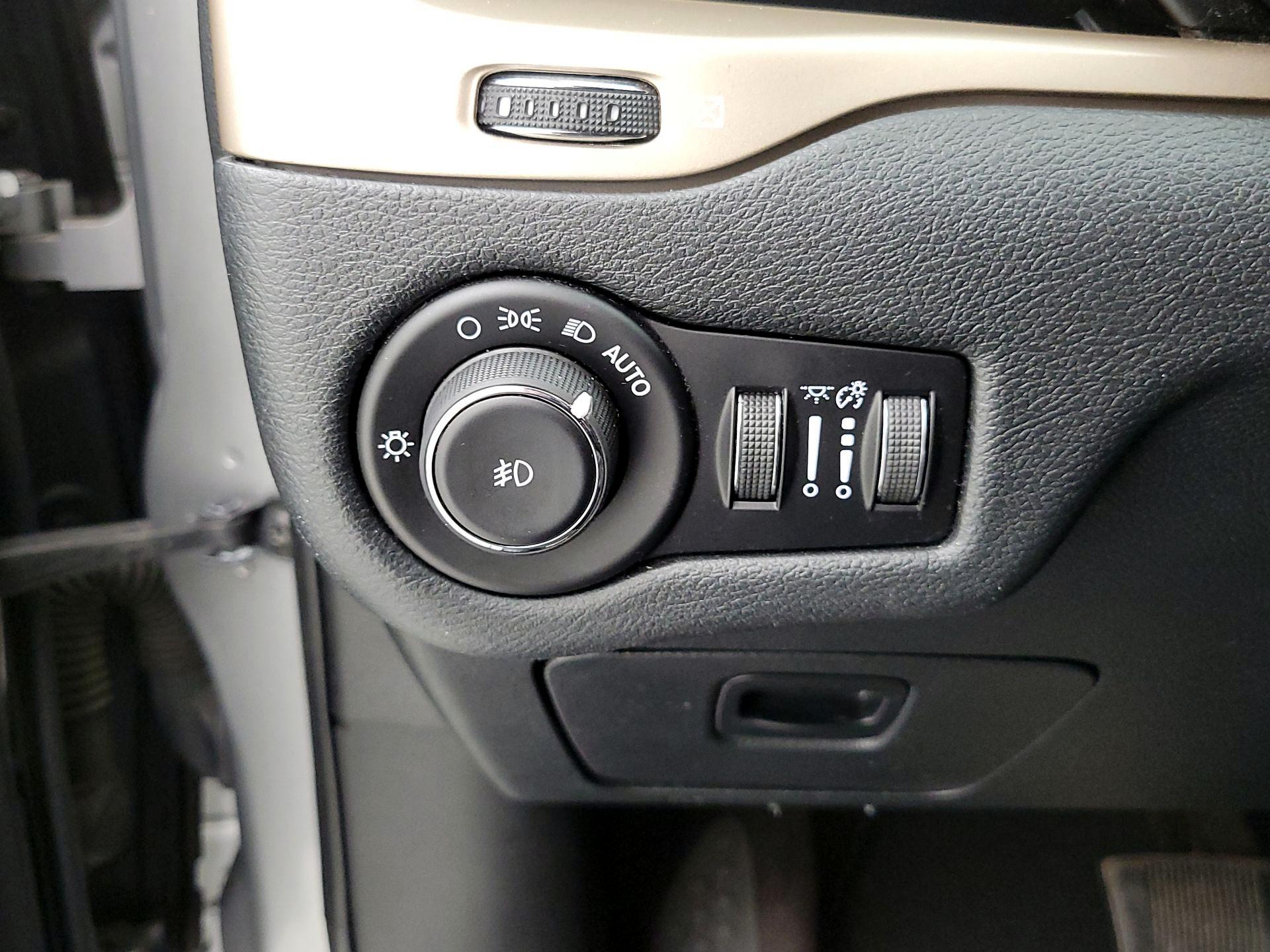 Thumbnail: 2016 Jeep Cherokee - 13