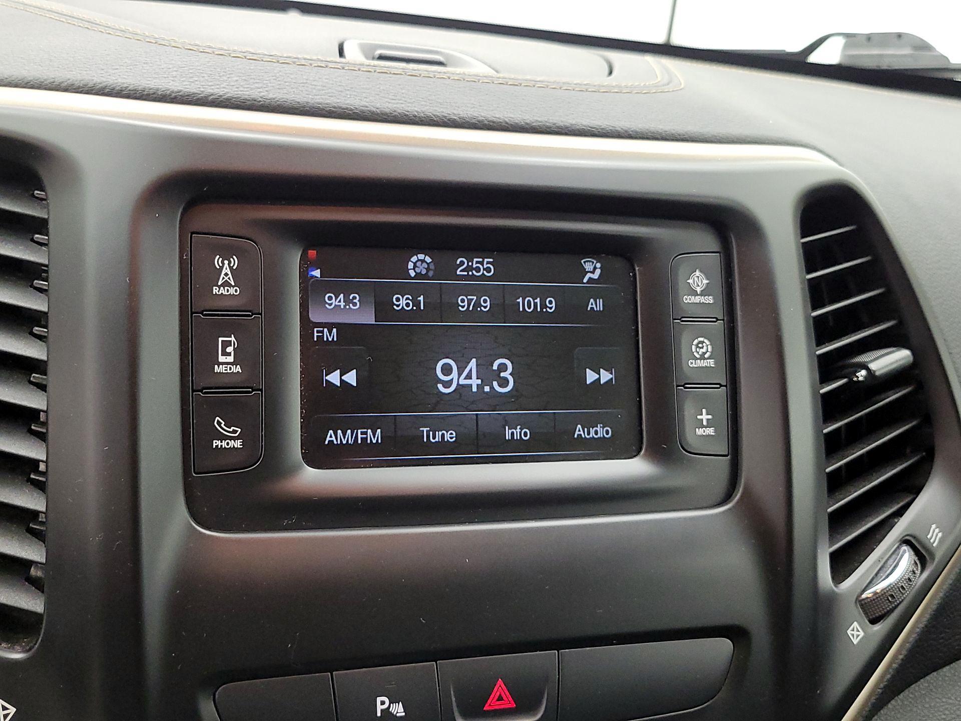 Thumbnail: 2016 Jeep Cherokee - 15