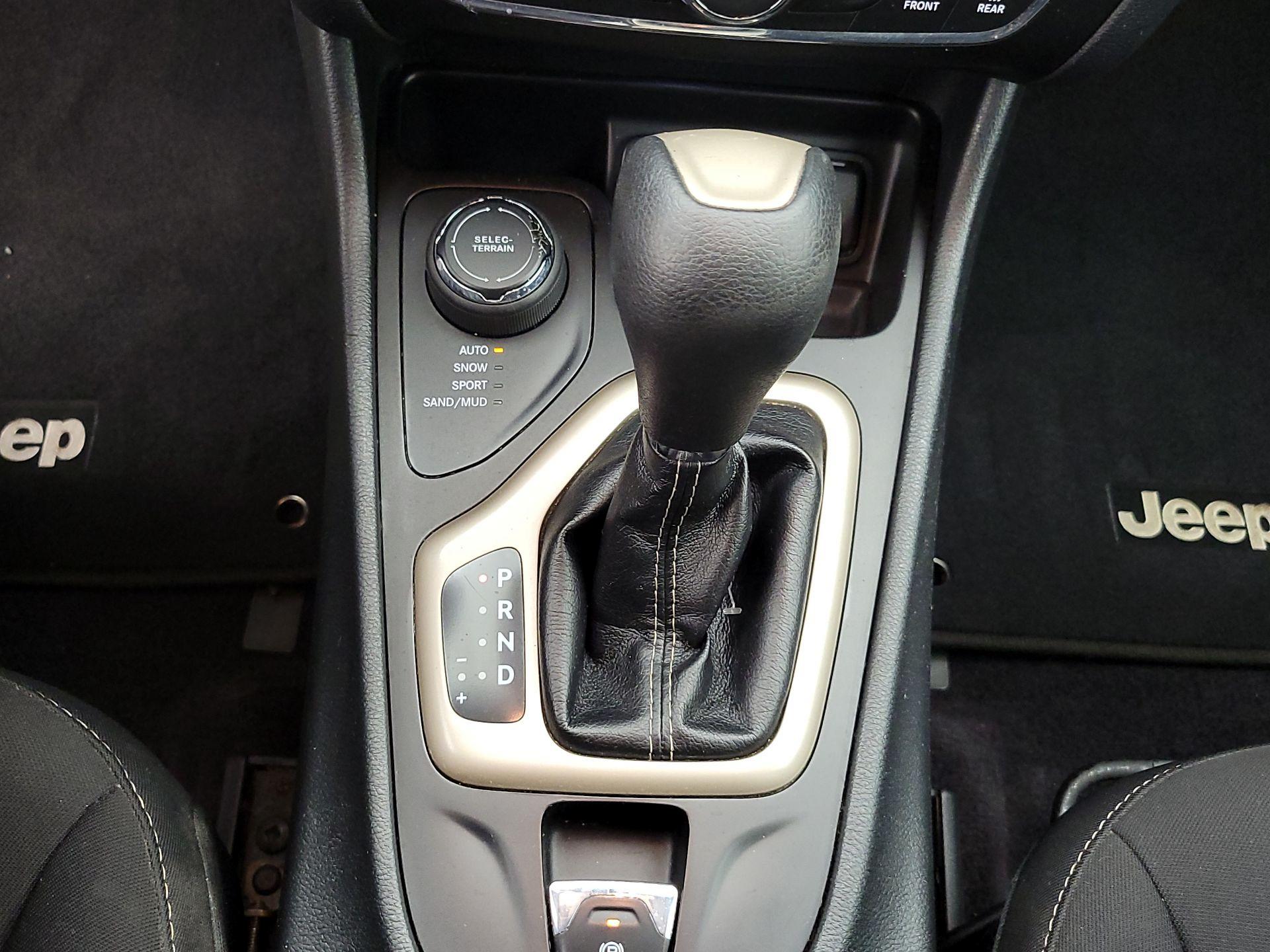 Thumbnail: 2016 Jeep Cherokee - 17