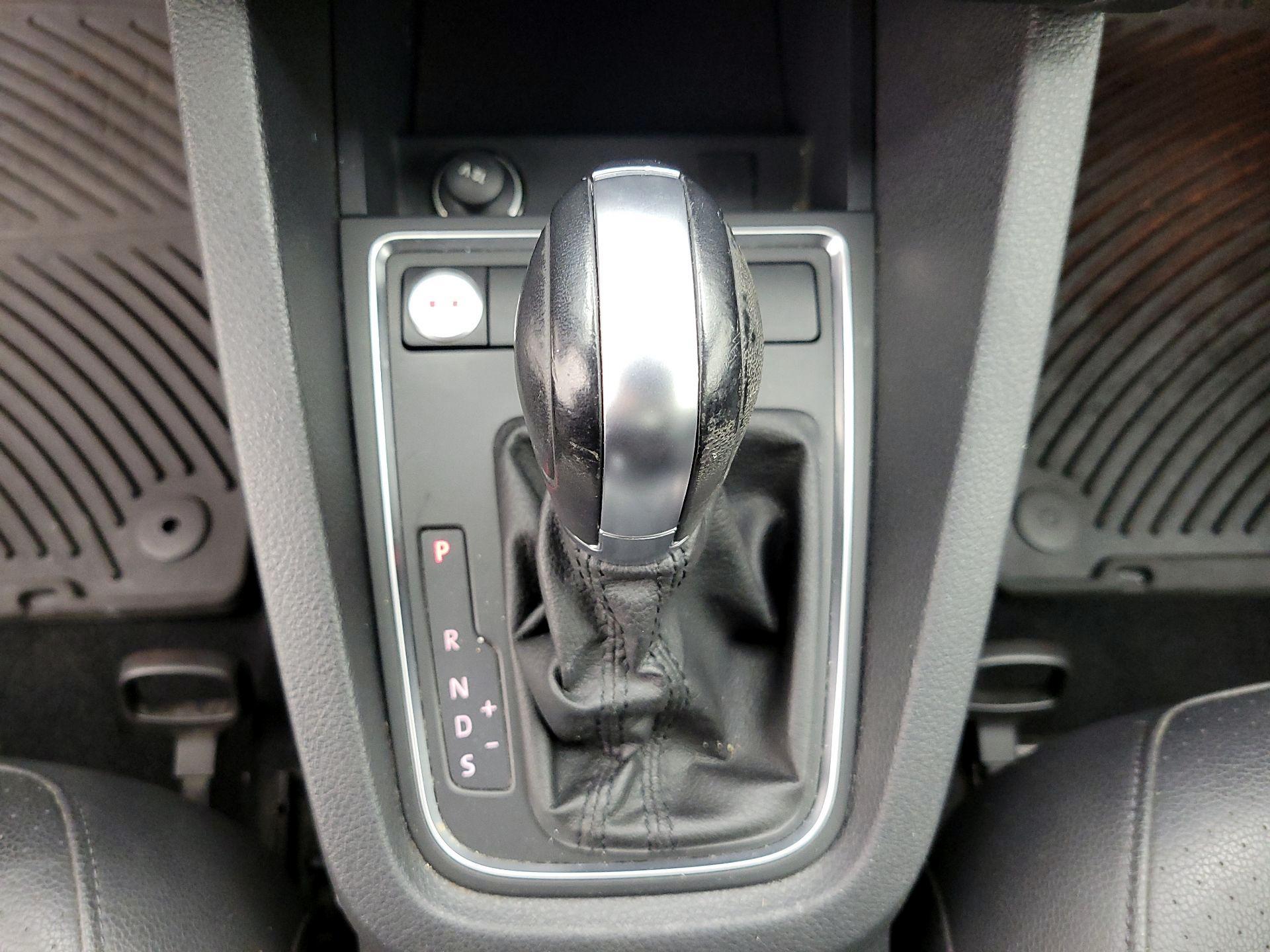 Thumbnail: 2015 Volkswagen Jetta - 18