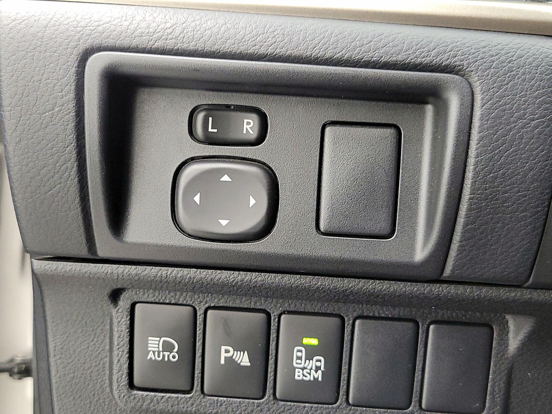 Thumbnail: 2018 Lexus ES - 13