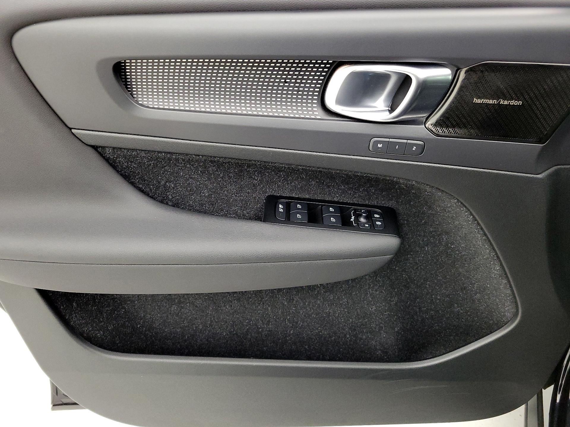 Thumbnail: 2021 Volvo XC40 - 12