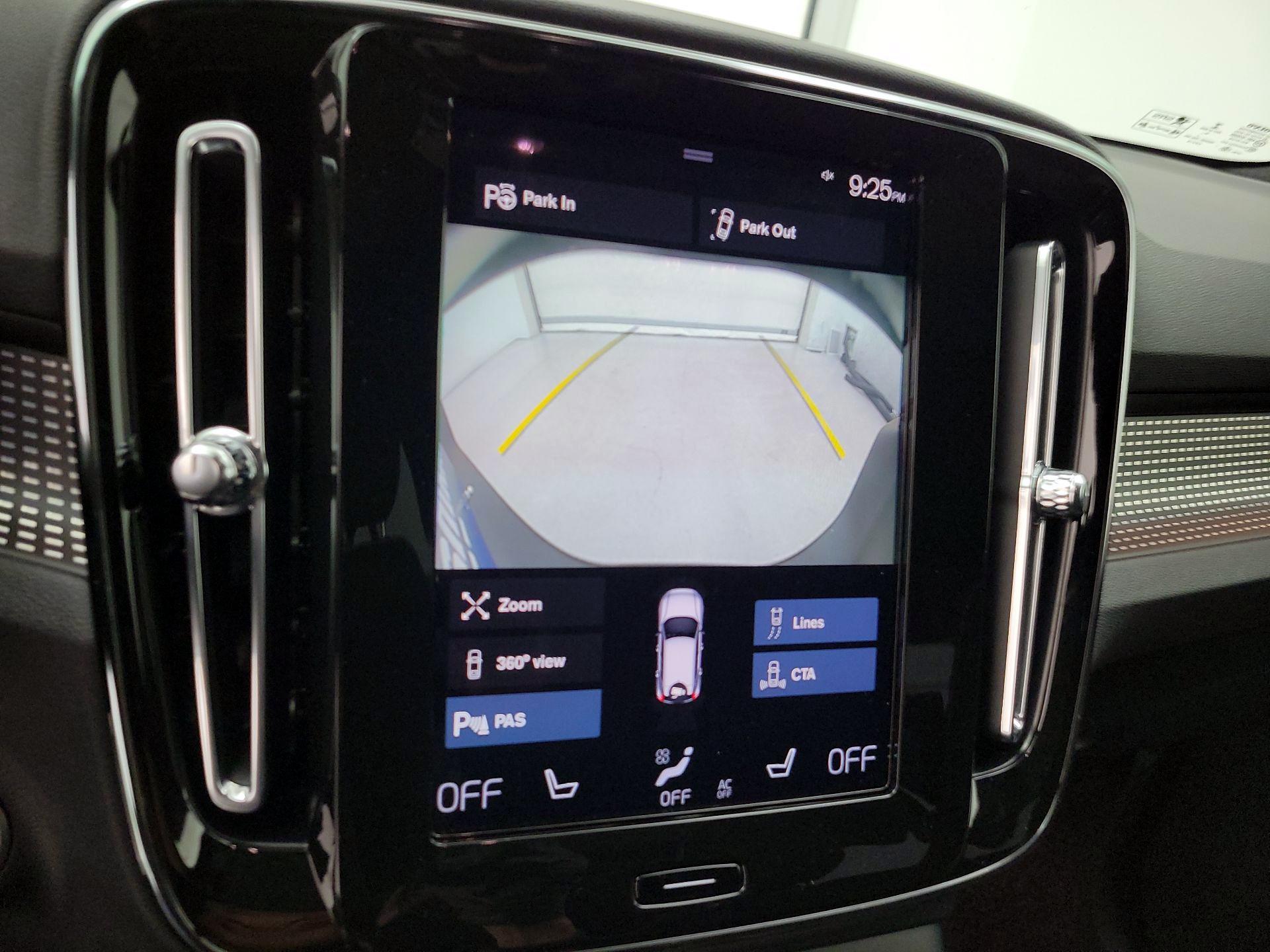 Thumbnail: 2021 Volvo XC40 - 14