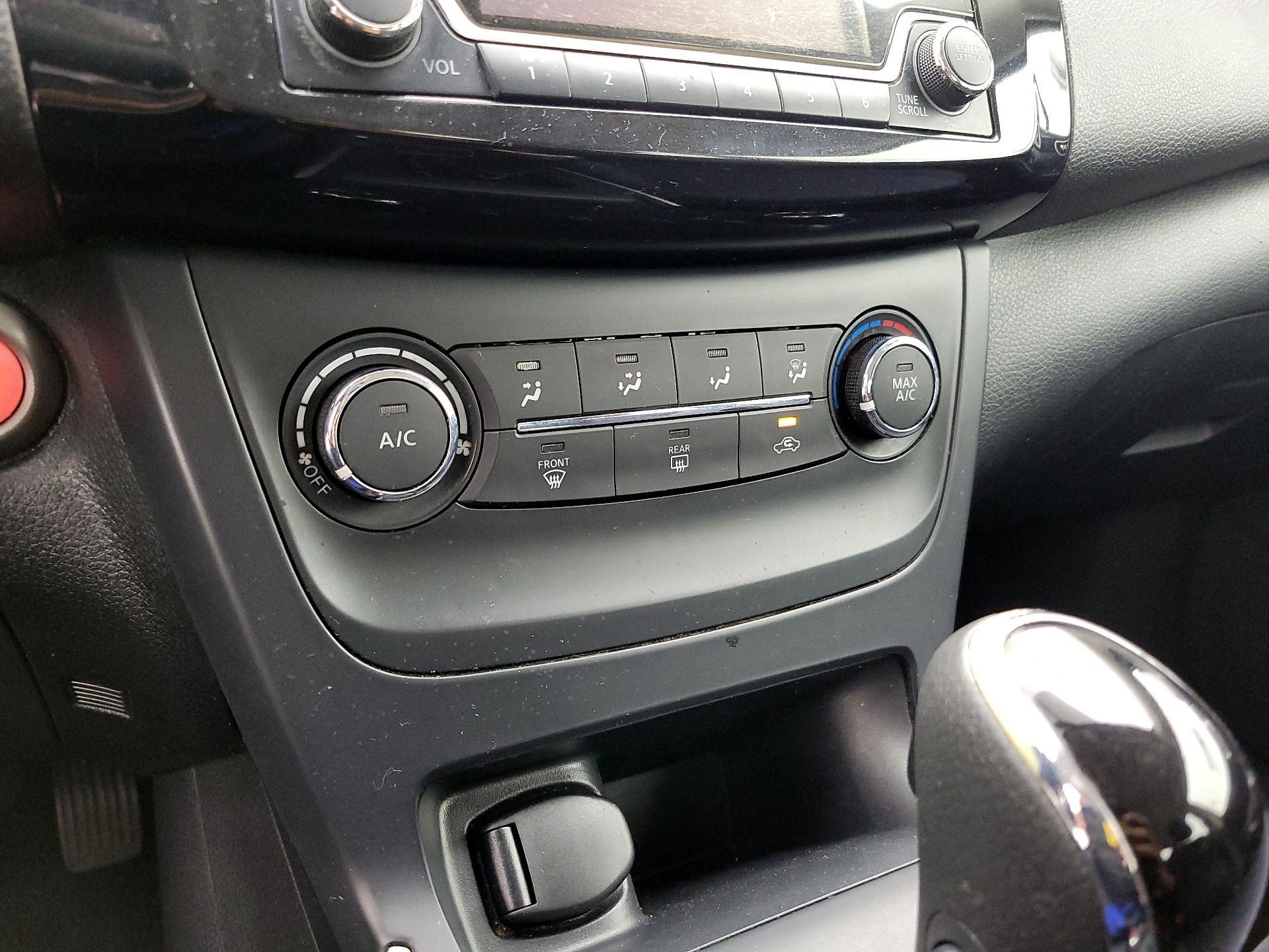 Thumbnail: 2016 Nissan Sentra - 16